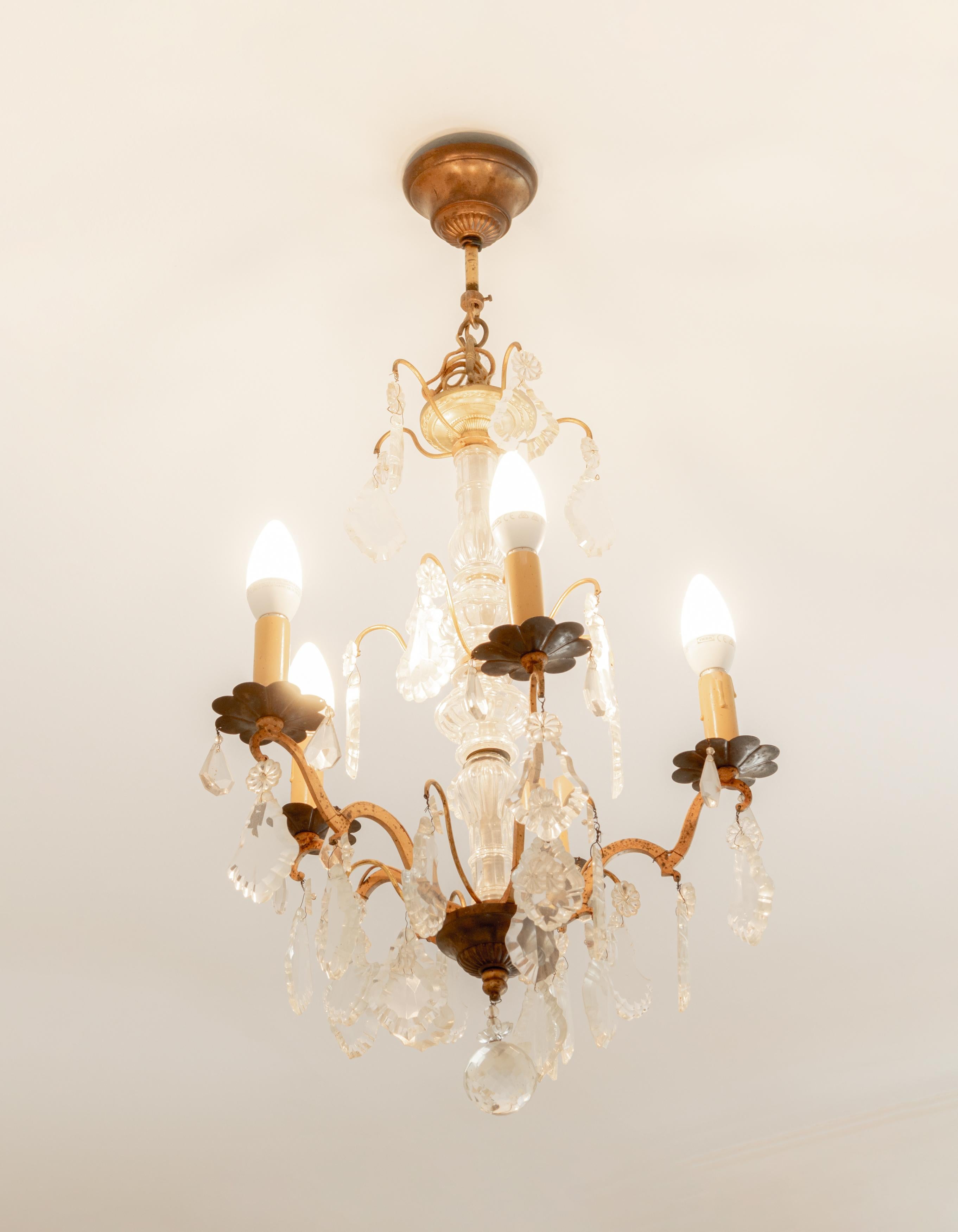 Araña de cristal y bronce estilo Luis XV, cinco brazos, Siglo XX Francés en venta