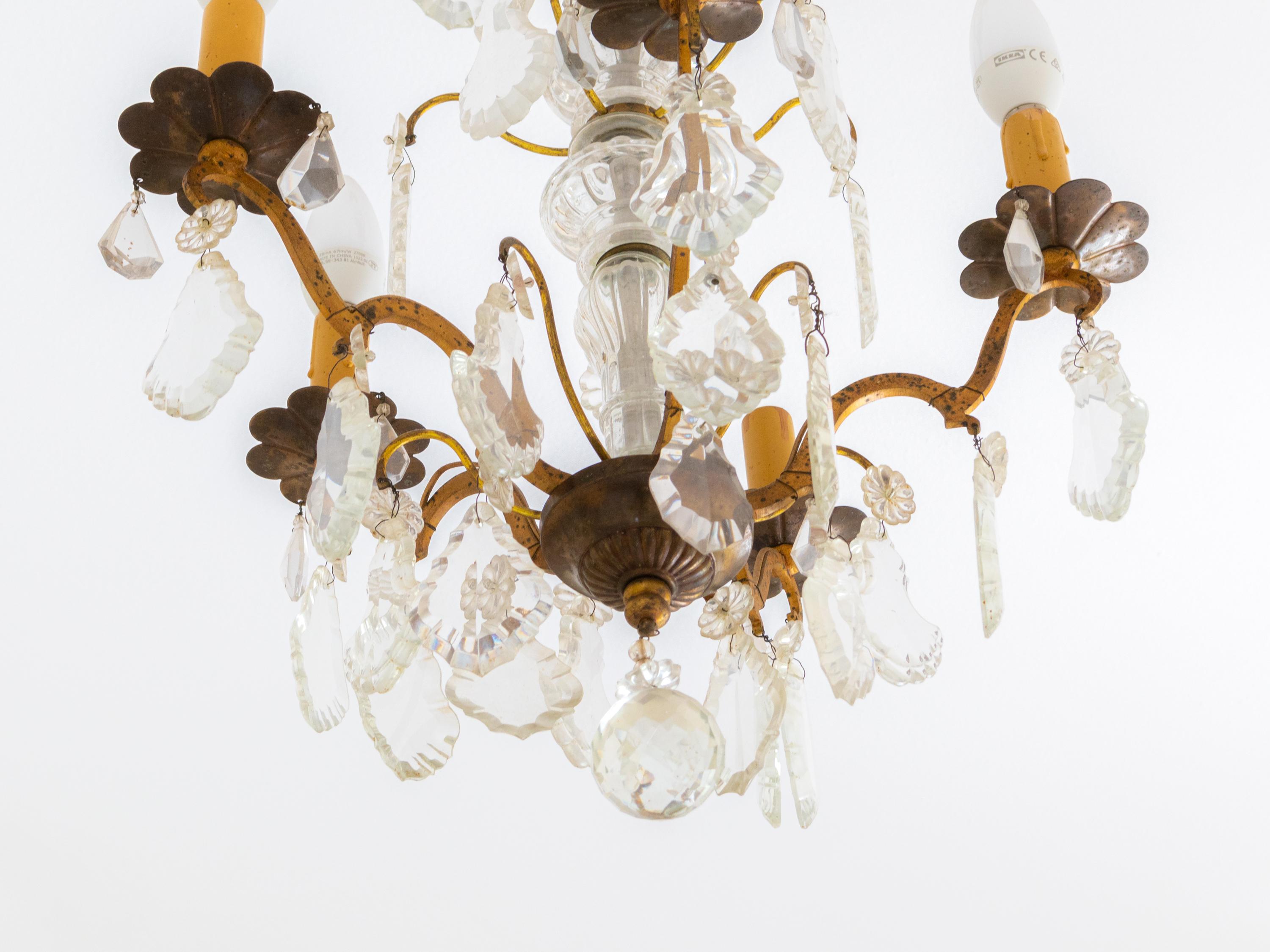 Araña de cristal y bronce estilo Luis XV, cinco brazos, Siglo XX Dorado en venta