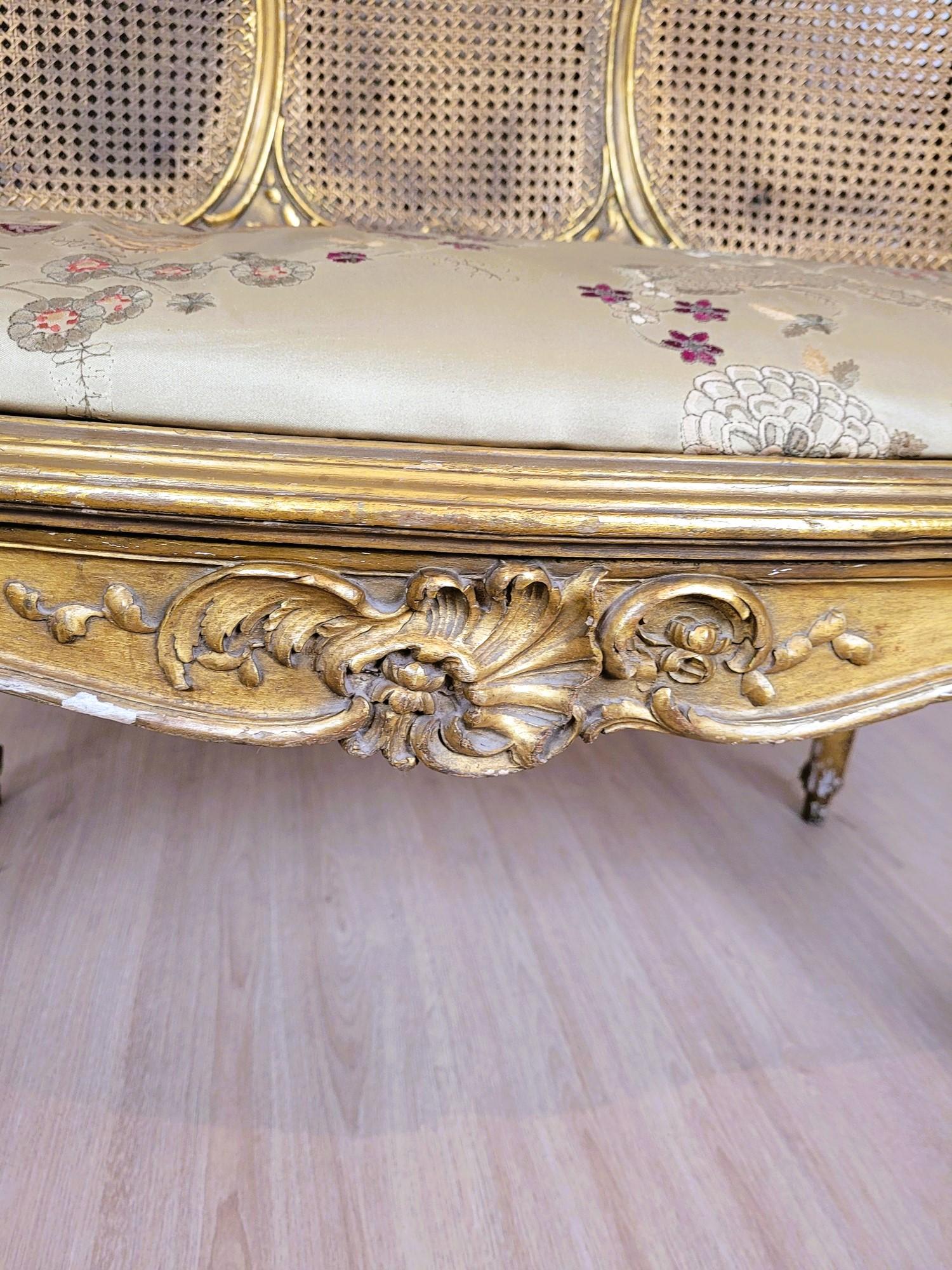 Jolie banquette en bois sculpté et doré, de style Louis XV, à double dossier canné

Bon état général, quelques fissures sur le cannage, usures au niveau de la dorure.

Période XIXème siècle

H 90 cm assise 41 cm
105 x 53 cm
