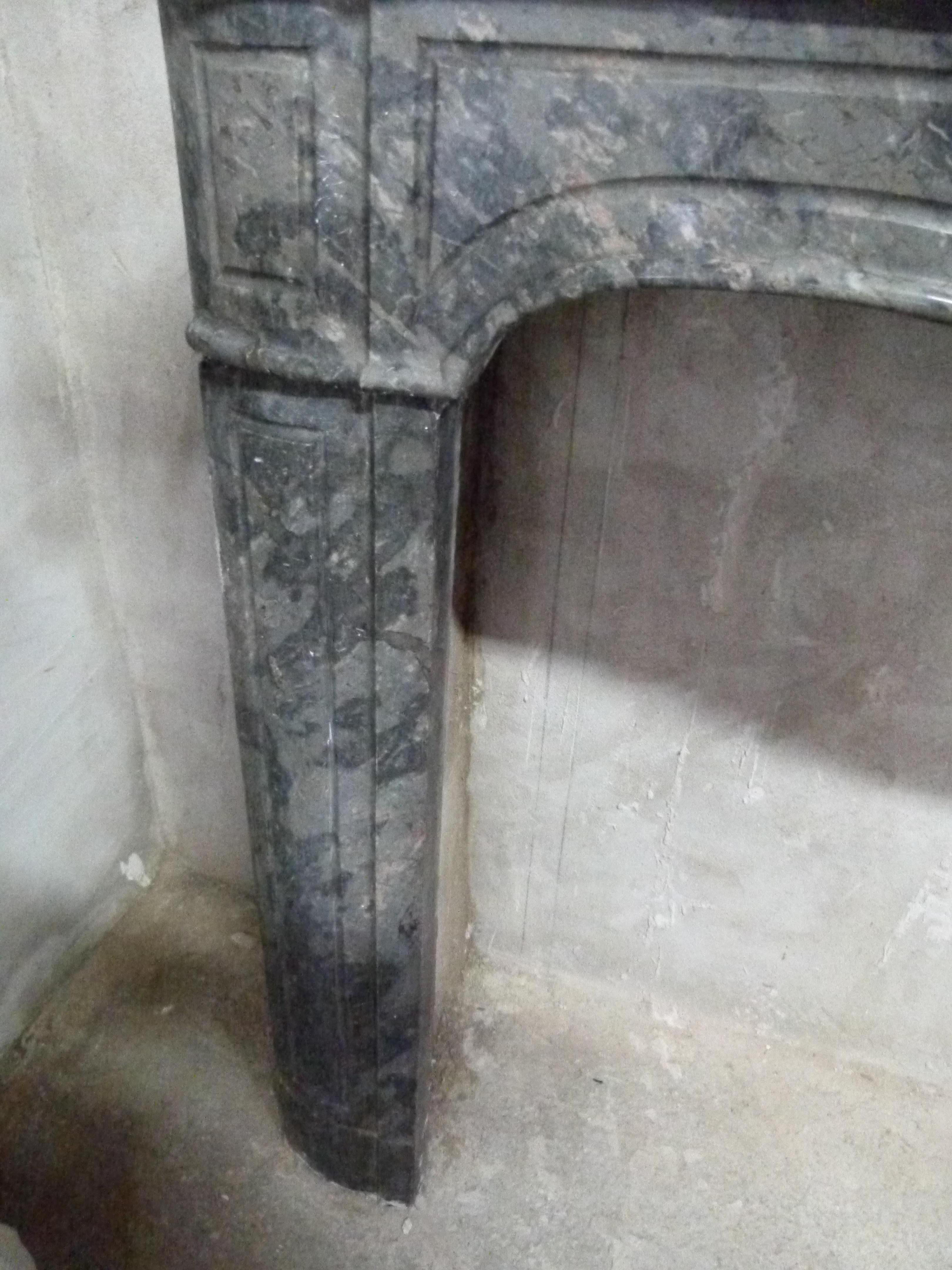 Cheminée de style Louis XV en marbre gris Bon état - En vente à Vulpellac, Girona