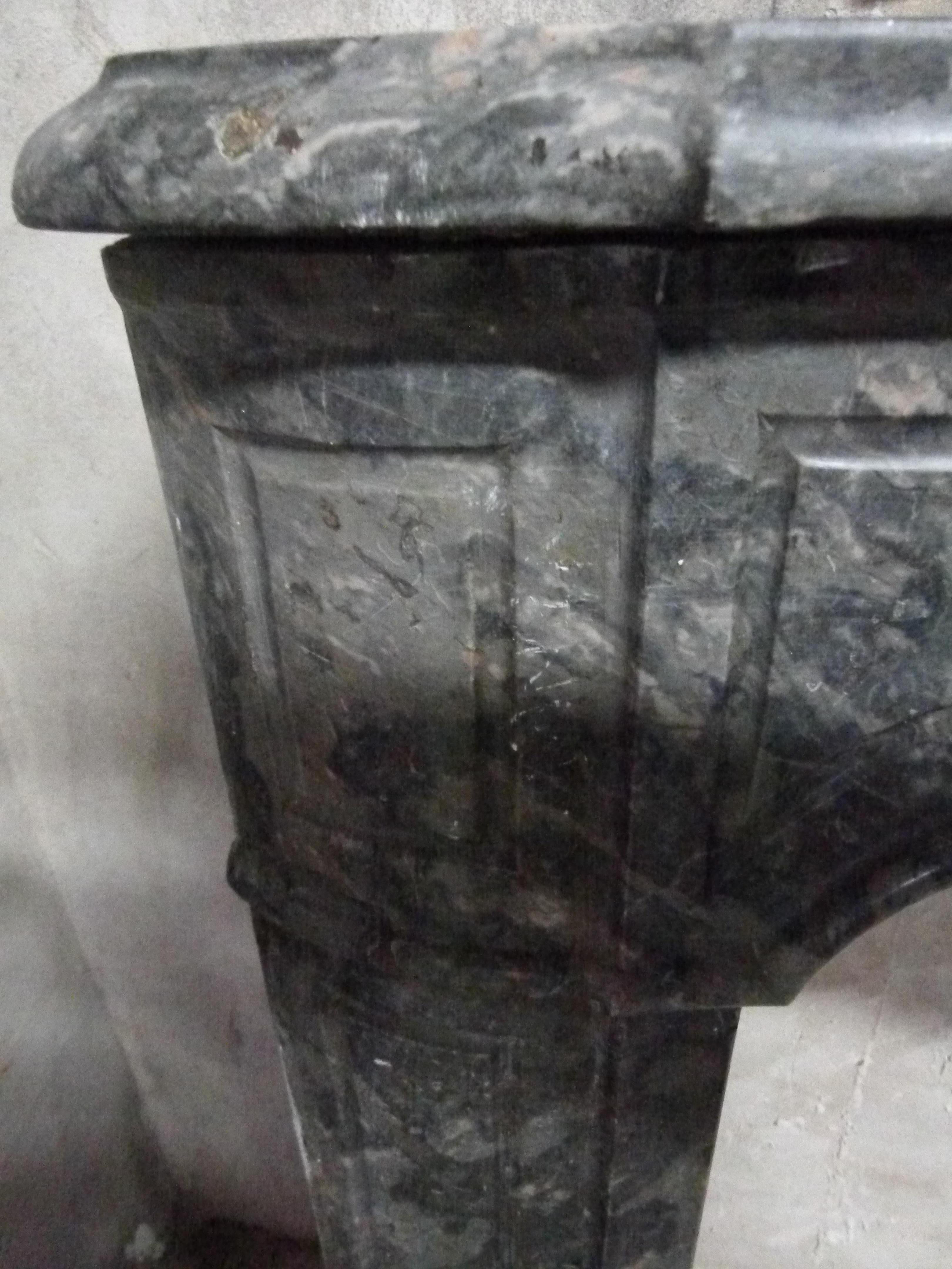 Louis XV Stil Grauer Marmor Kamin Kamin Mantel im Zustand „Gut“ im Angebot in Vulpellac, Girona