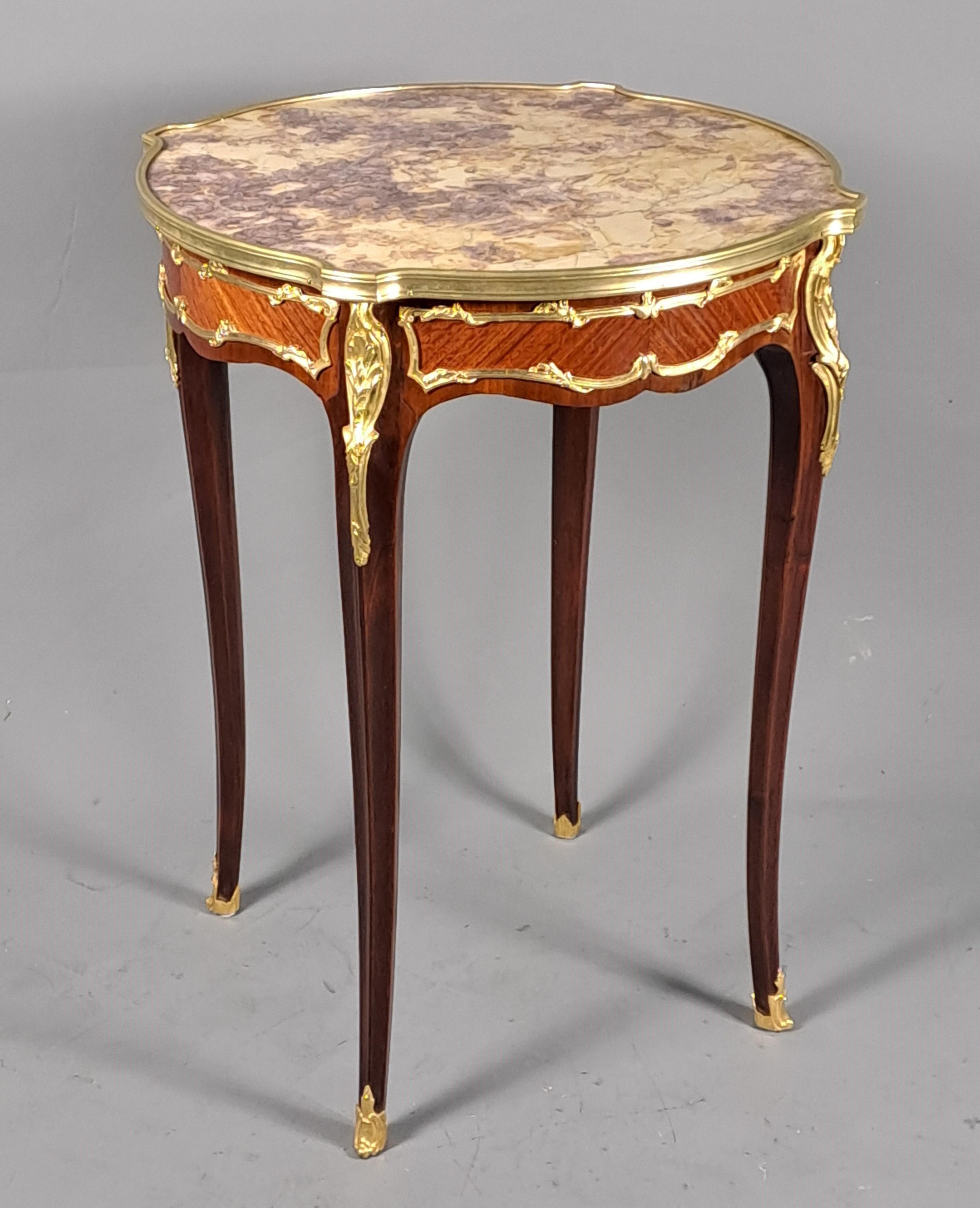 Louis XV style pedestal table in rosewood veneer on the apron and amaranth base.

Pink marble top encircled in an ingot mold.

Beautiful gilded and chiseled bronze ornamentation.

Parisian work from the faubourg . First half of the 20th