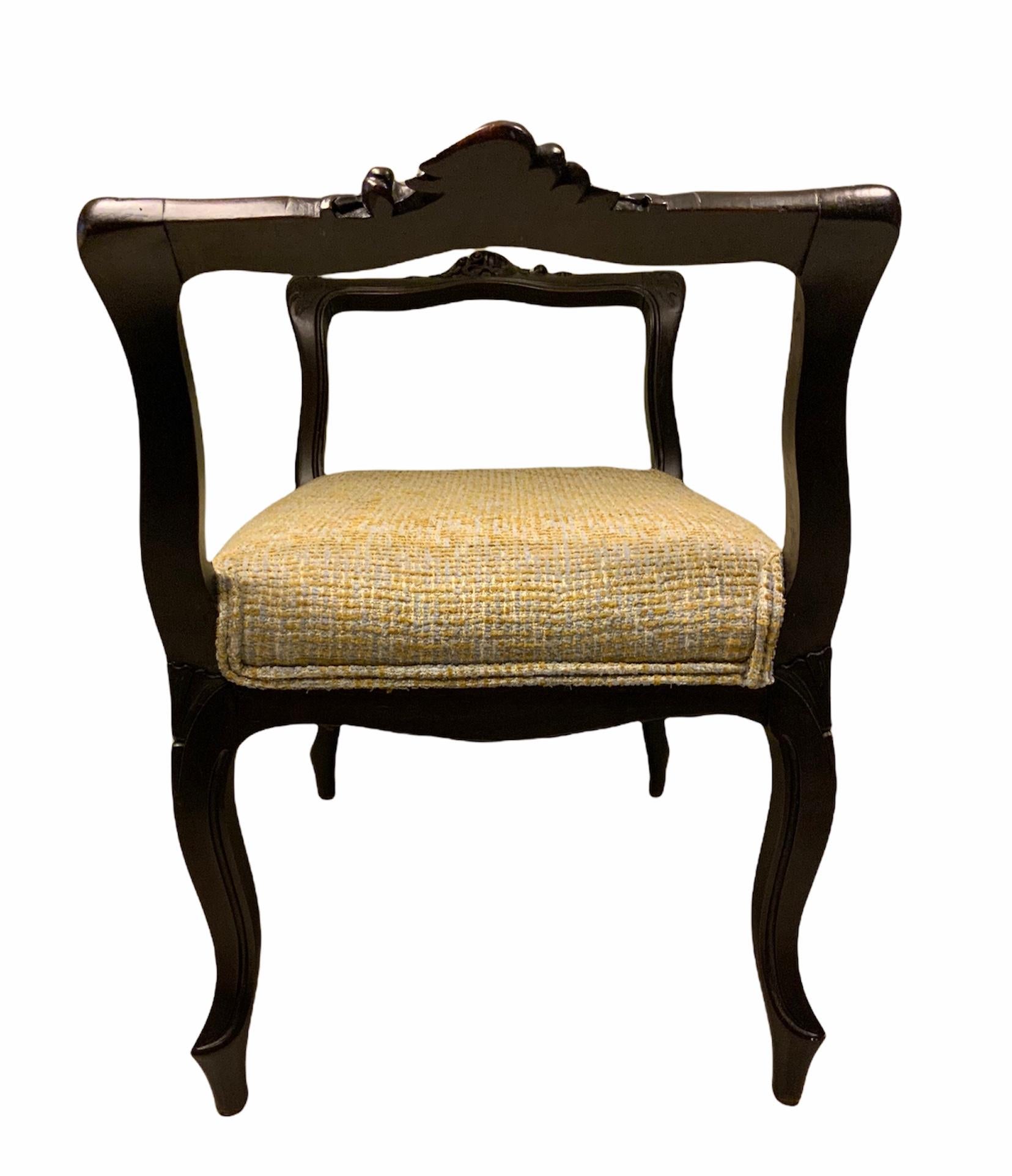 Si tratta di una panca in legno imbottita da sala/pianoforte/vanity in stile Luigi XV. È sostenuto da quattro gambe cabriole che terminano con piedi a voluta con tacco. Ogni gamba cabriole si estende fino a formare quattro semi-archi che si uniscono