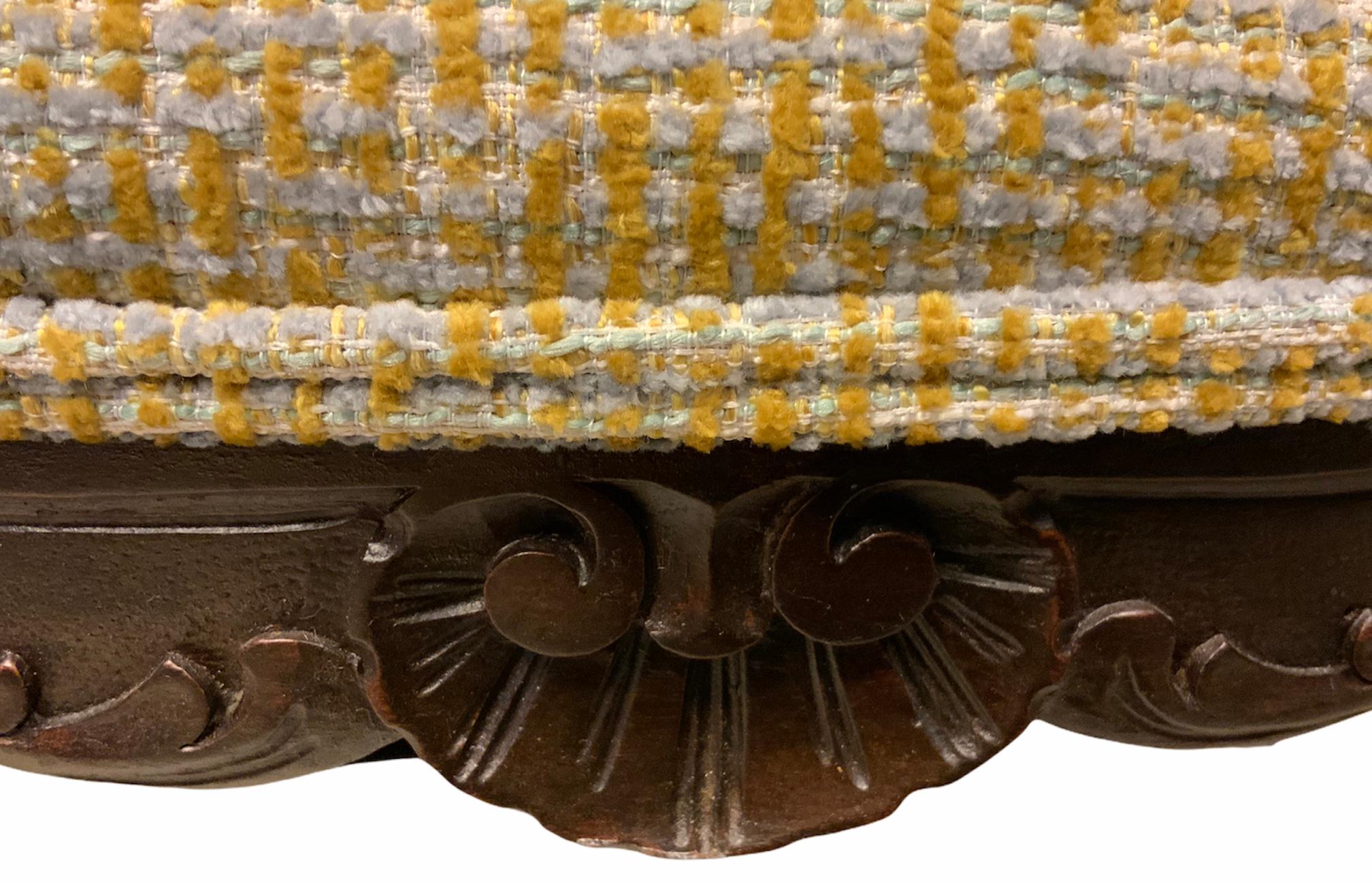 Panca in legno imbottita in stile Luigi XV per sala/piano/vanità in vendita 1