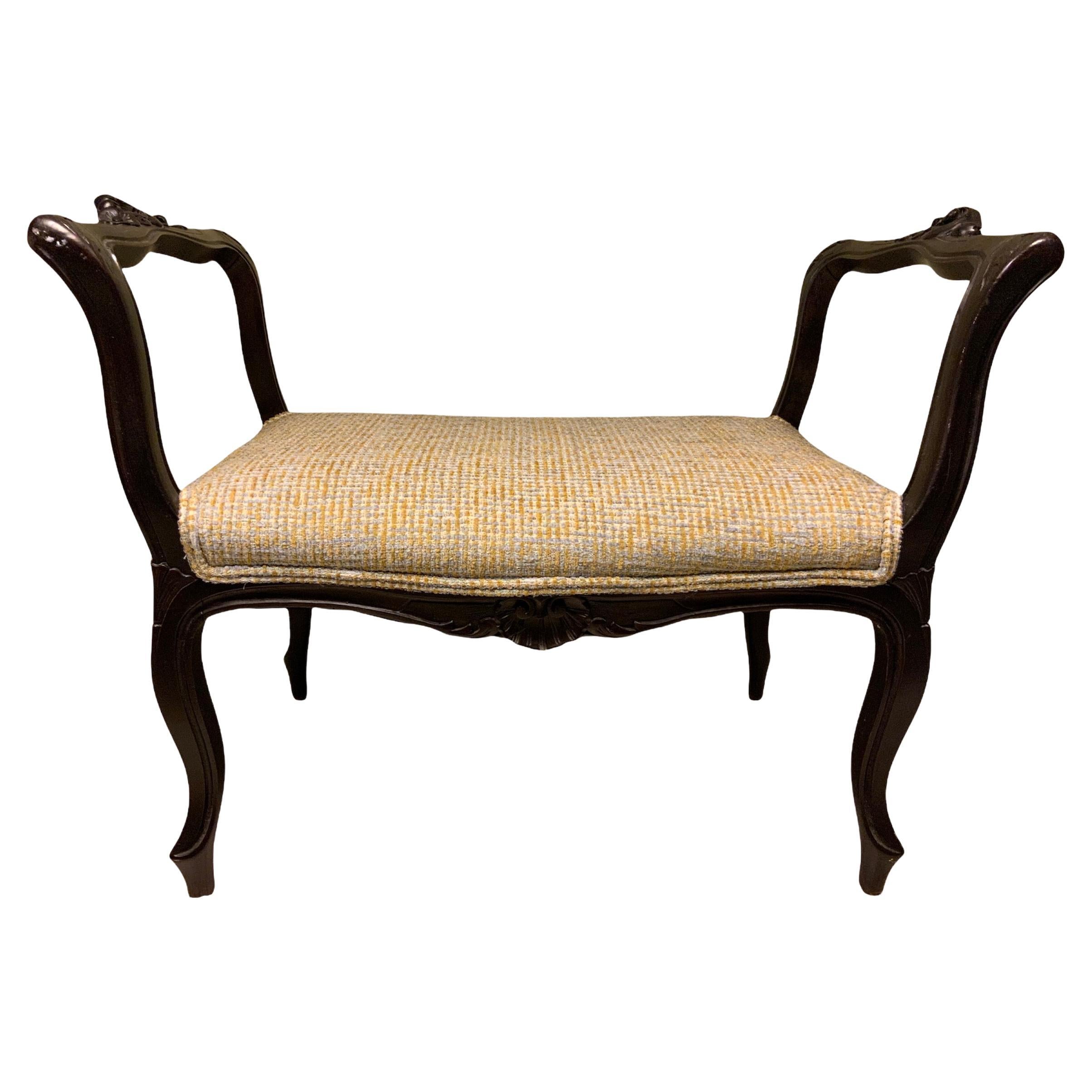 Banc en bois rembourré de style Louis XV pour hall, piano et vanité en vente