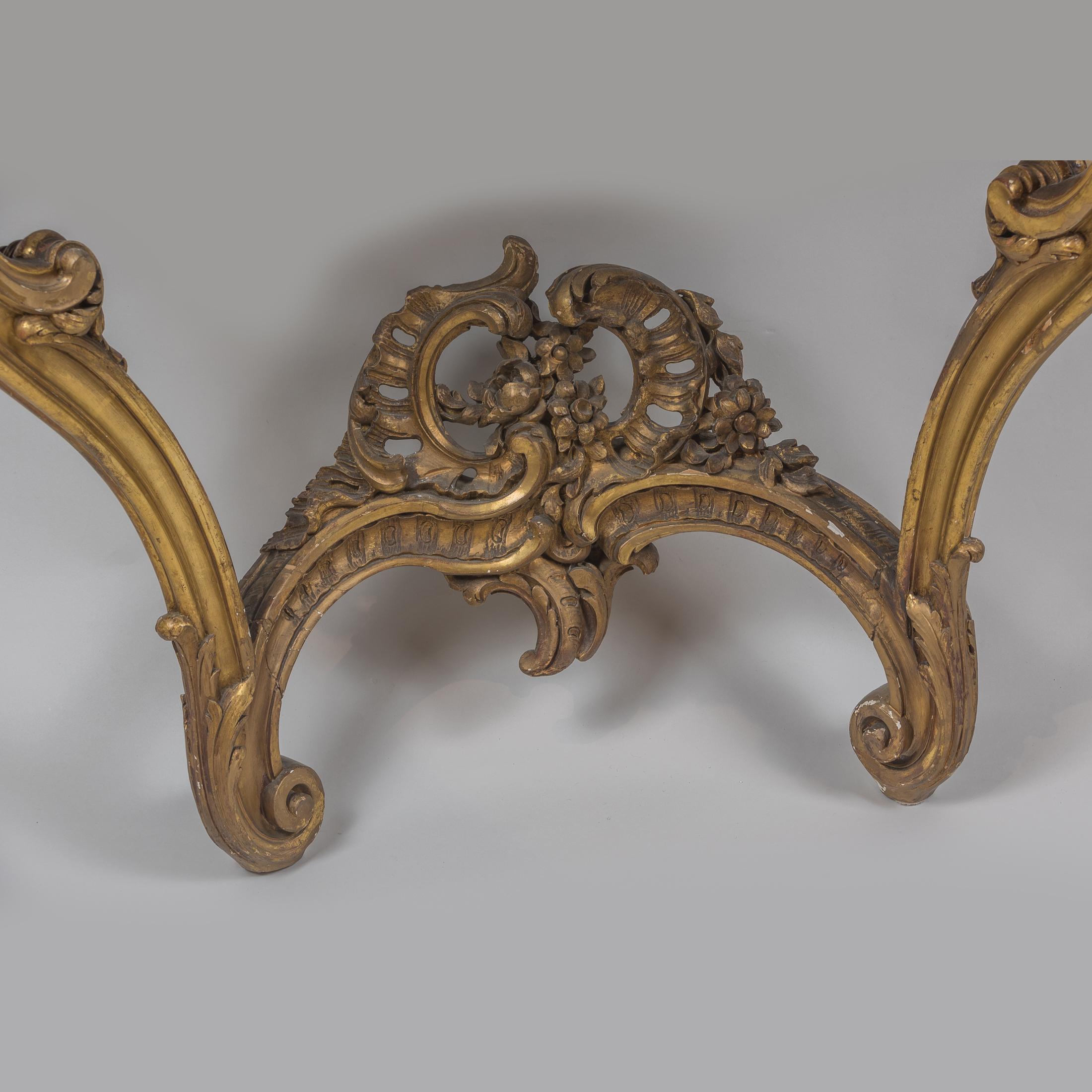 Konsole im Stil Louis XV. aus handgeschnitztem vergoldetem Holz und mit Marmorplatte (Handgeschnitzt) im Angebot