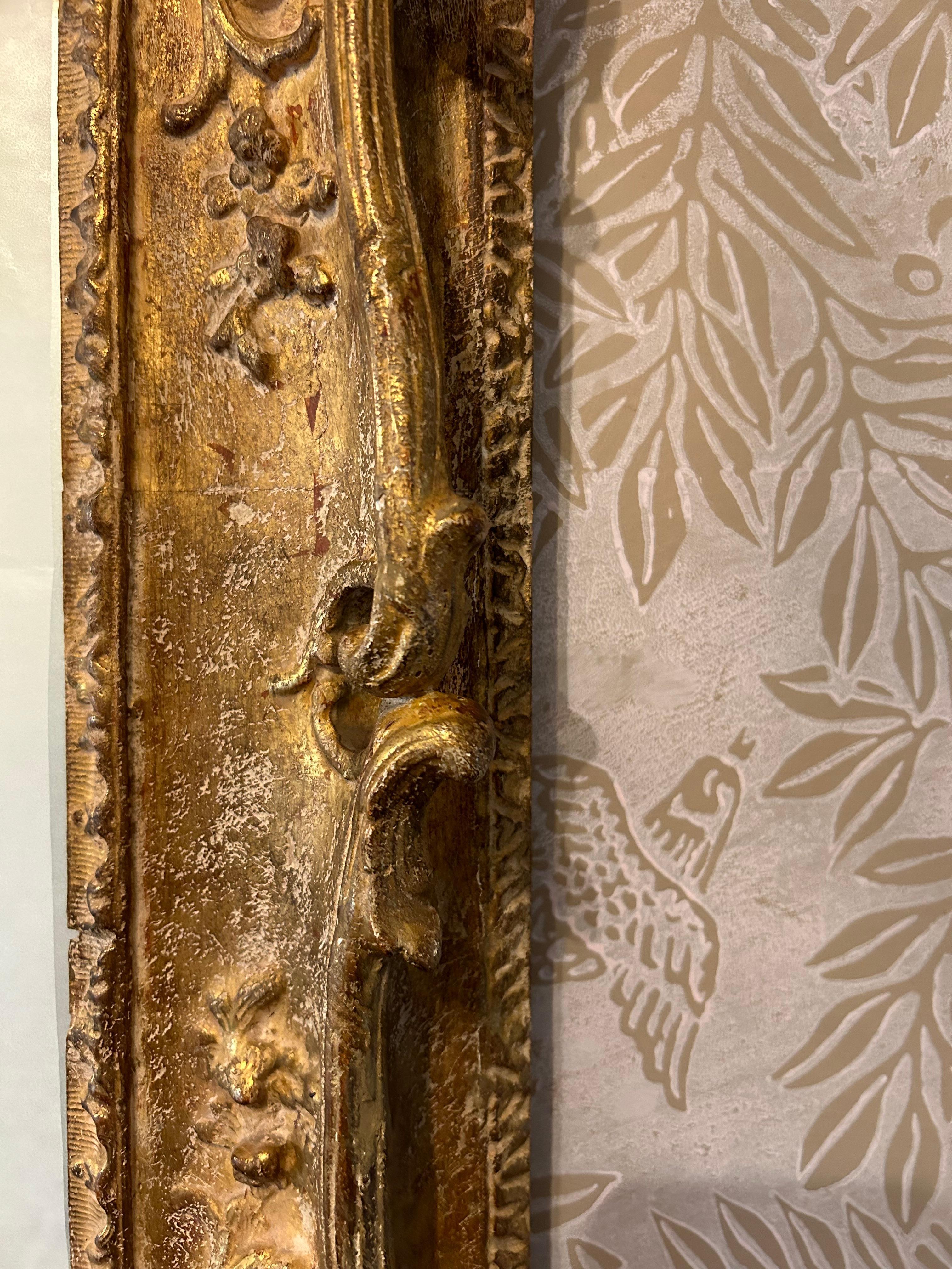 Miroir en bois doré sculpté à la main de style Louis XV en vente 6