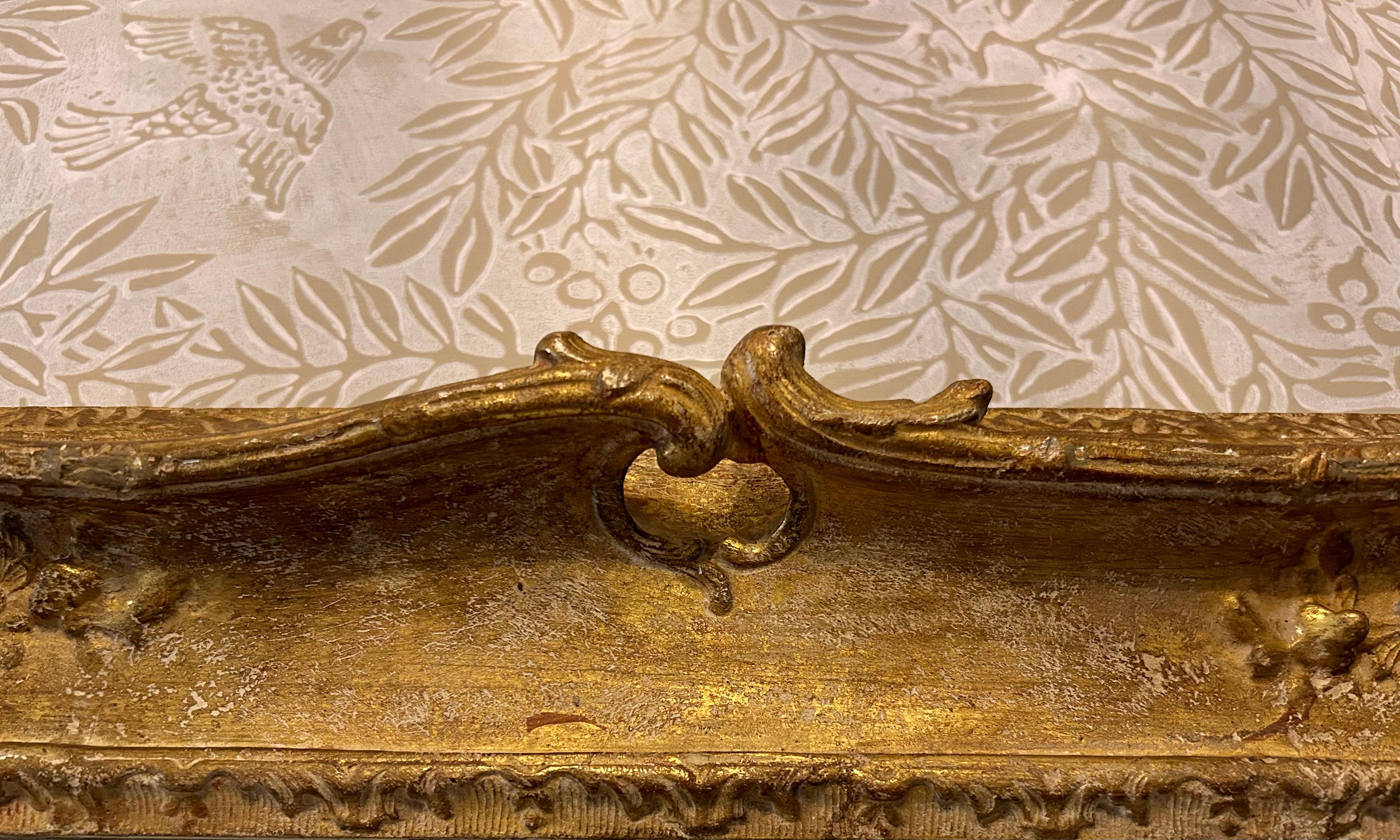 Miroir en bois doré sculpté à la main de style Louis XV en vente 8