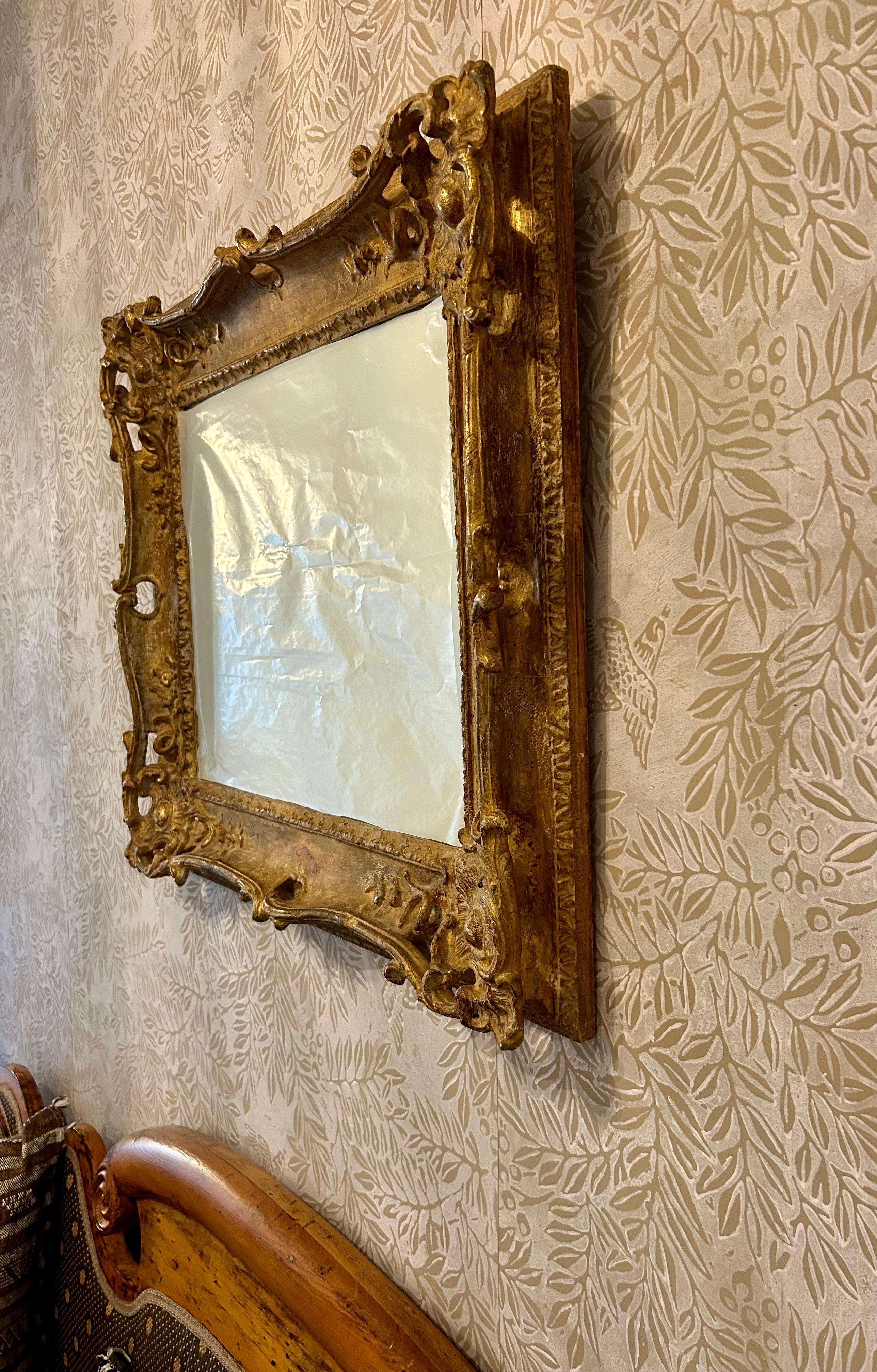 Miroir en bois doré sculpté à la main de style Louis XV en vente 9