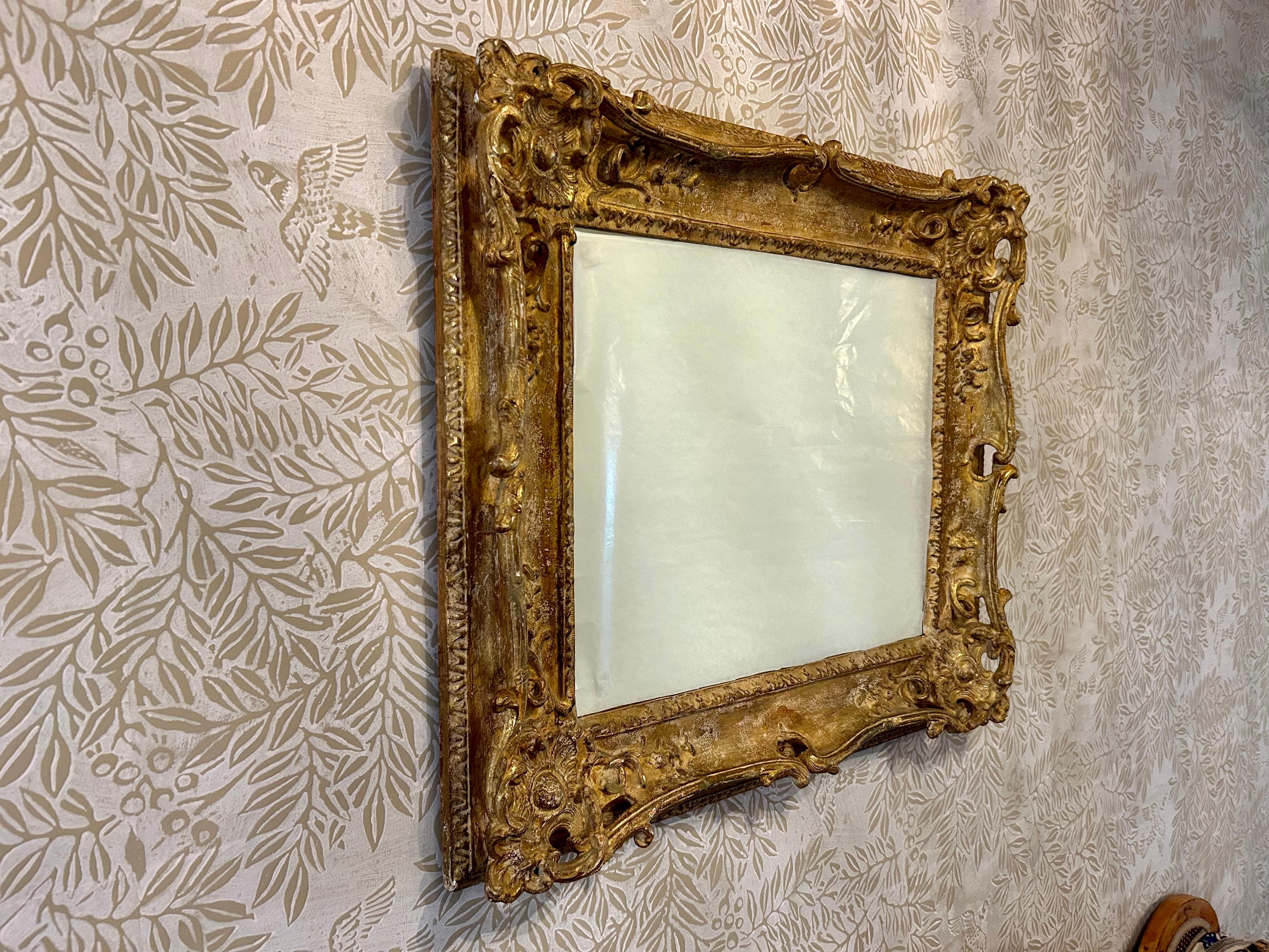 Miroir en bois doré sculpté à la main de style Louis XV en vente 10