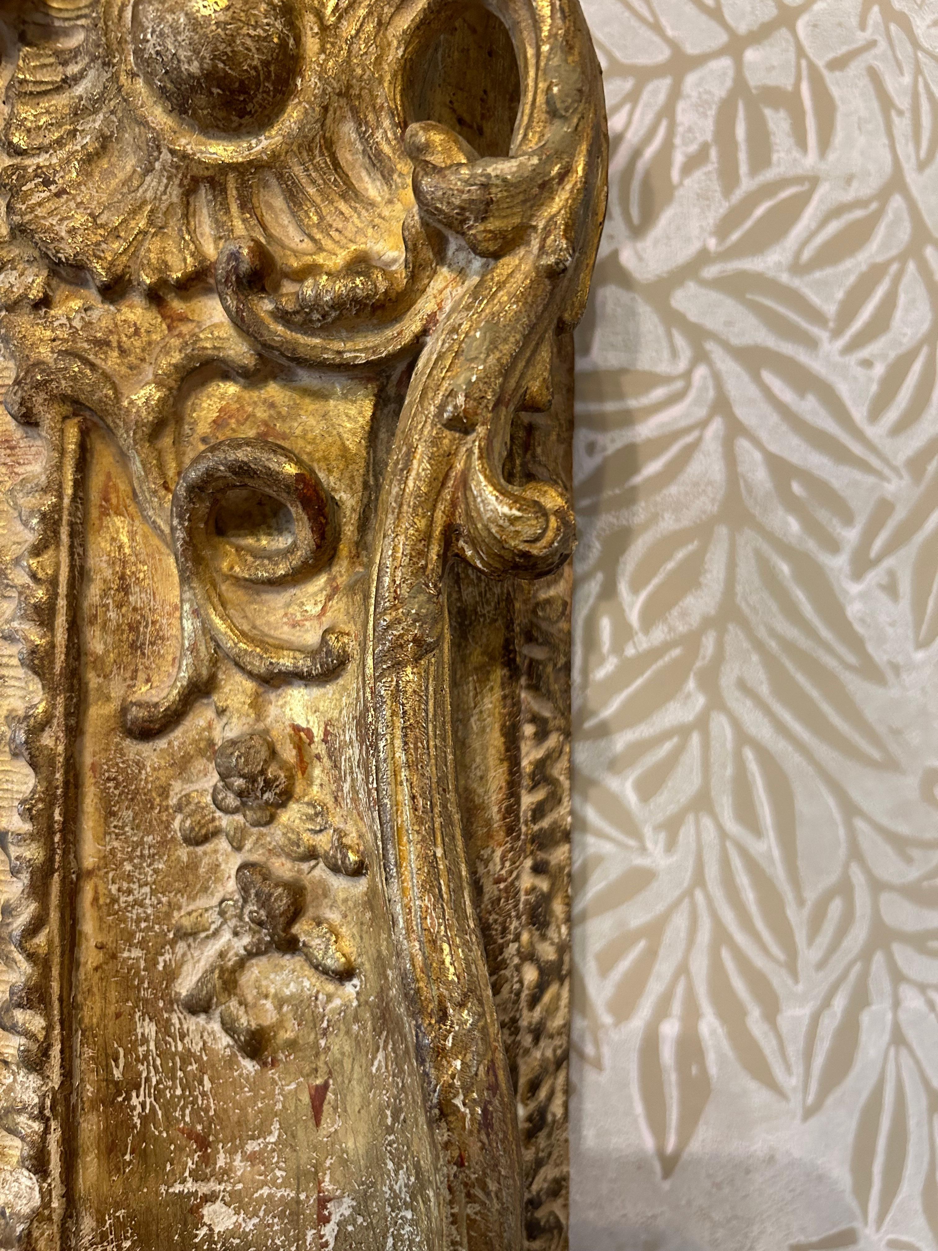 Miroir en bois doré sculpté à la main de style Louis XV en vente 12