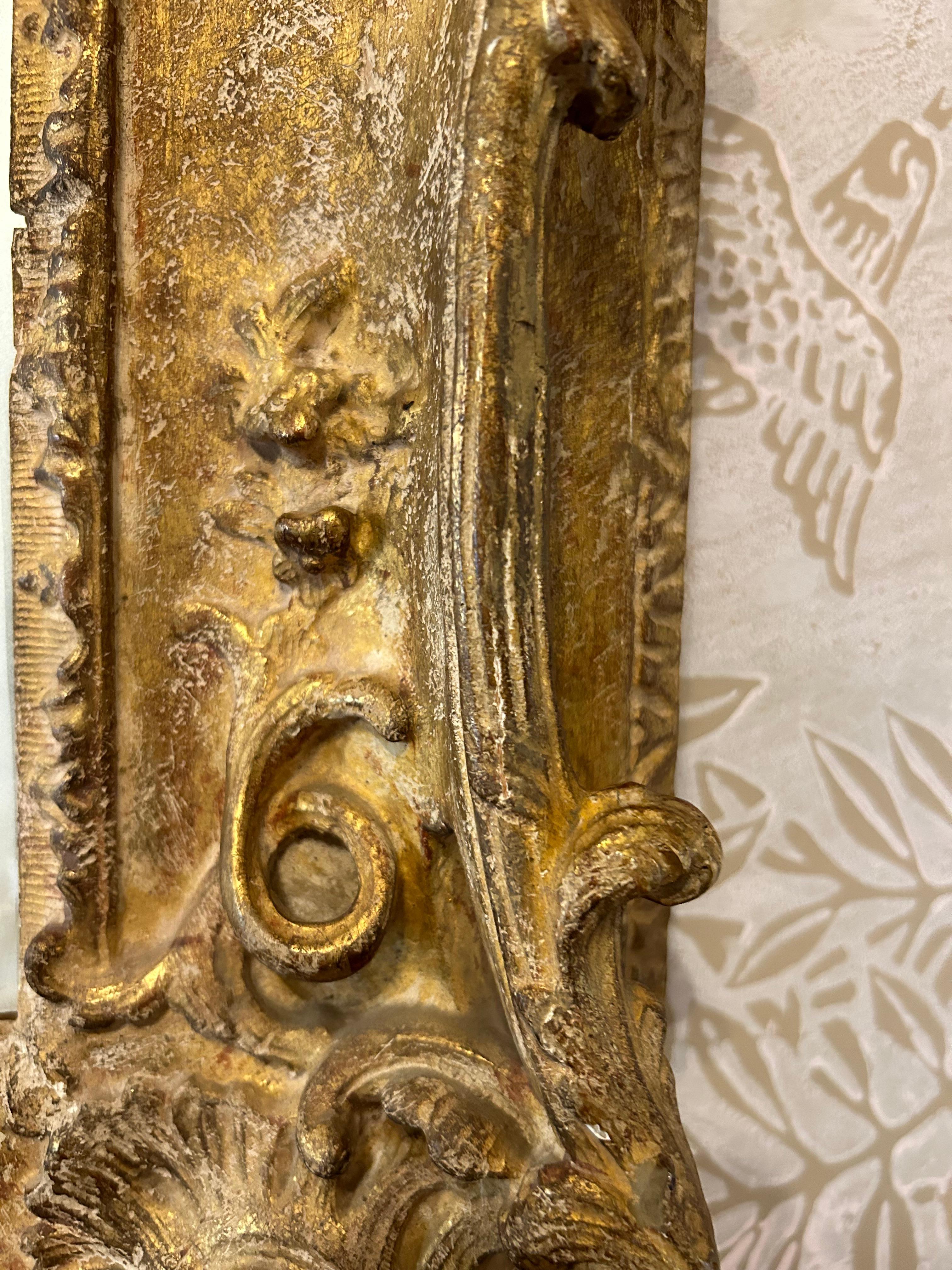 Miroir en bois doré sculpté à la main de style Louis XV en vente 13