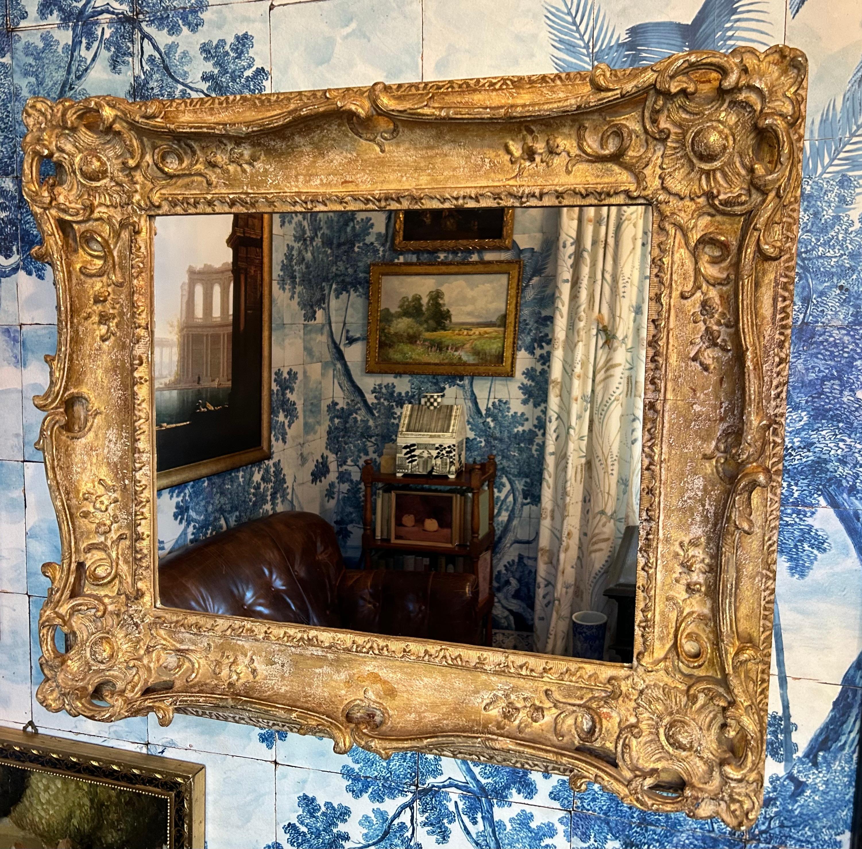 Miroir en bois doré sculpté à la main de style Louis XV en vente 4