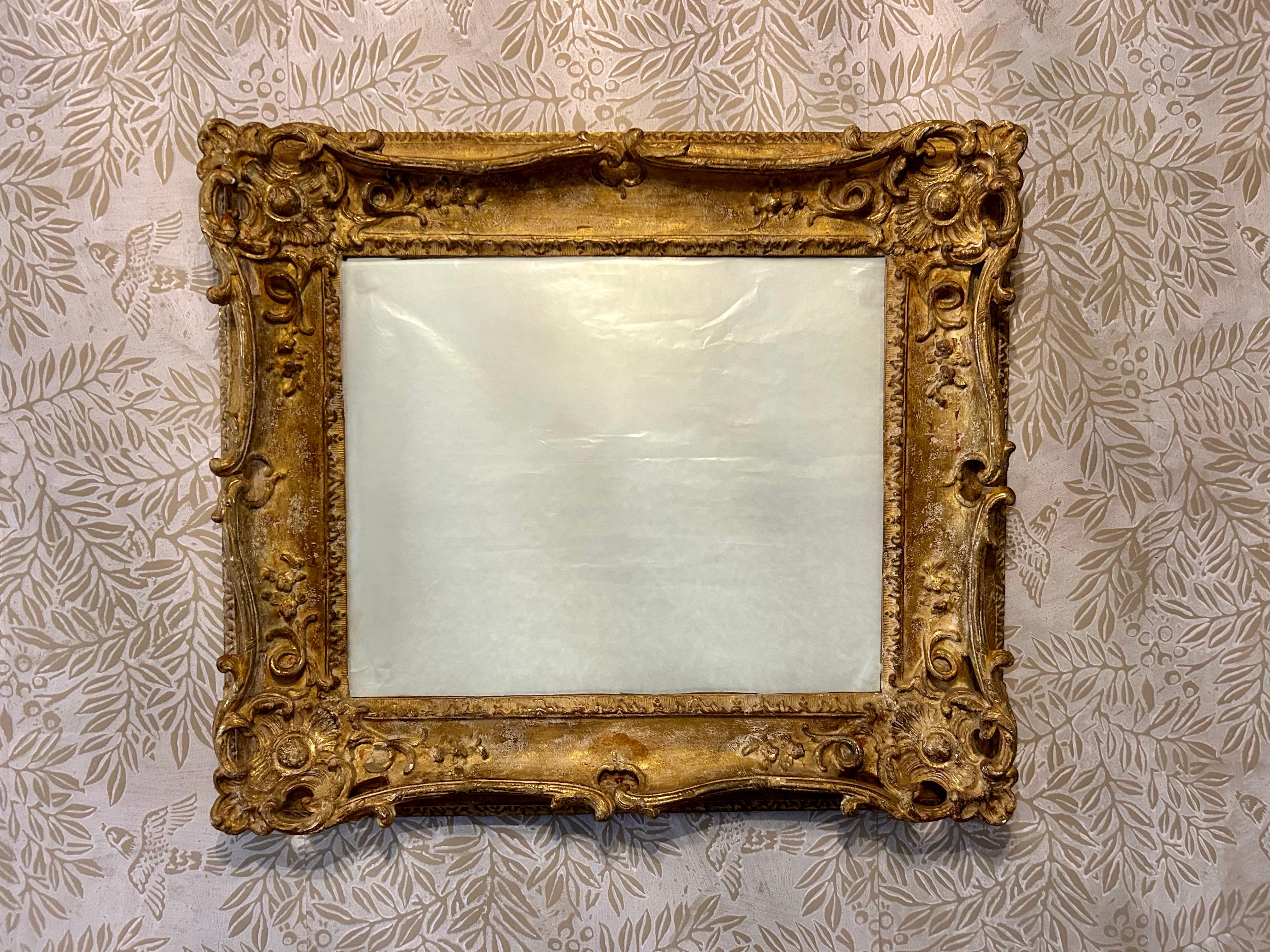 Anglais Miroir en bois doré sculpté à la main de style Louis XV en vente
