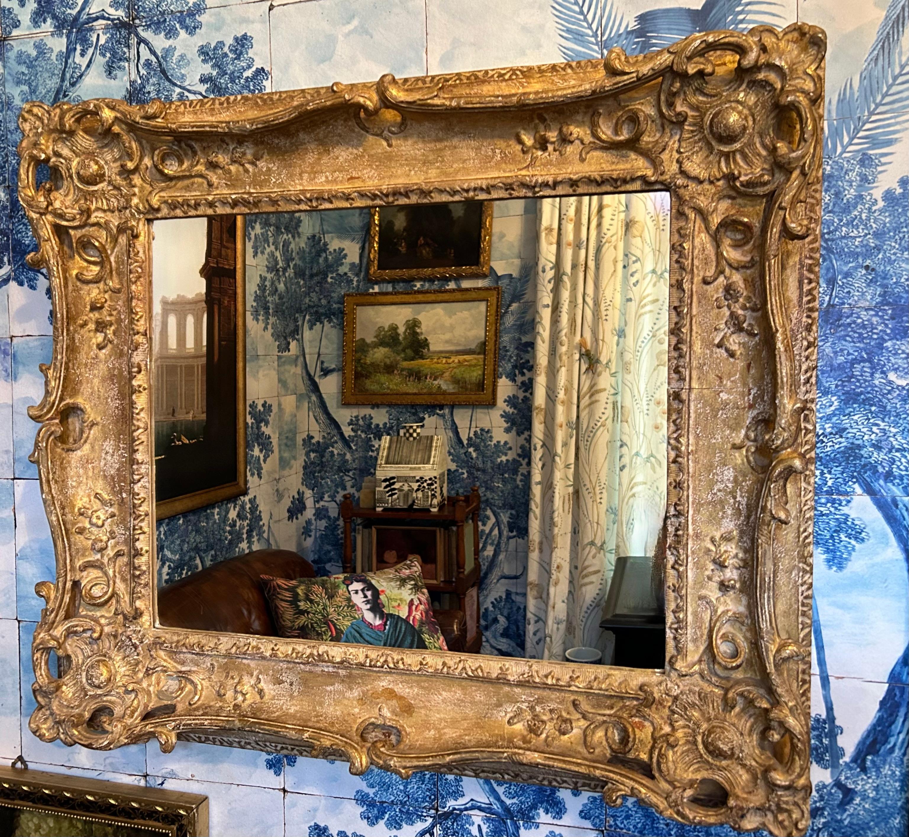 Voici un superbe miroir en bois doré de style Louis XV, sculpté à la main, anglais ou français, du 19e siècle.
Les photos ne rendent pas justice à la magnifique patine de ce cadre, qui est d'un or clair très chaud avec des nuances de terre d'ombre