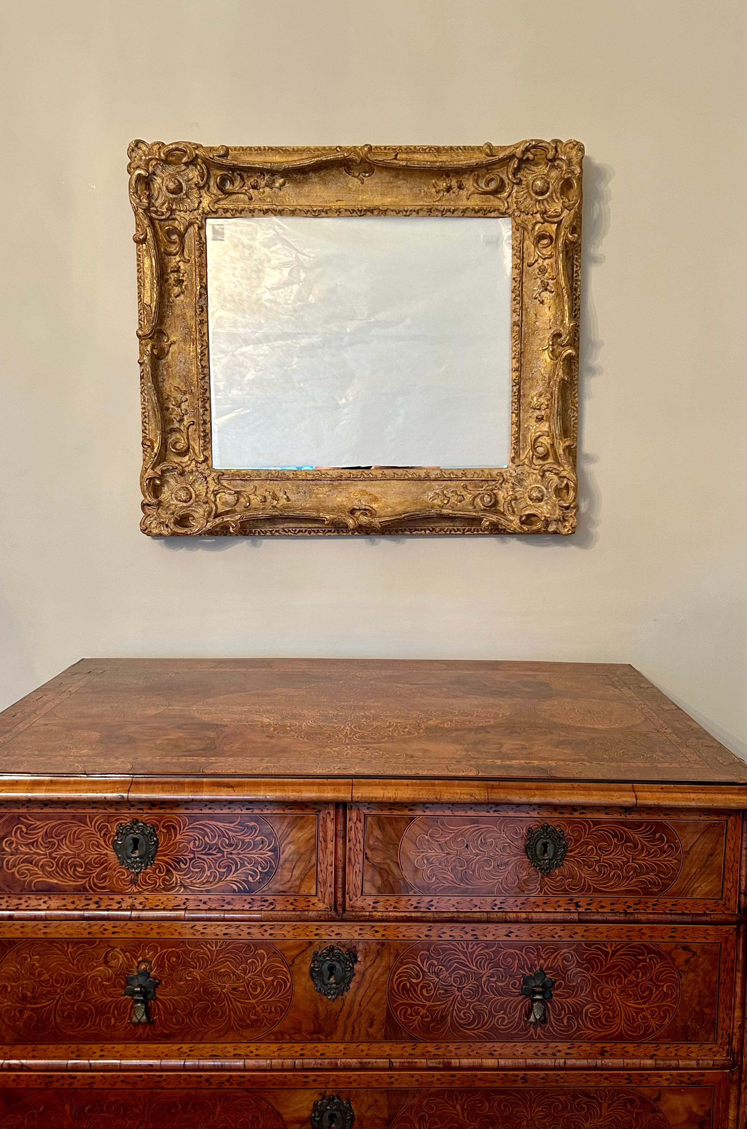 Sculpté à la main Miroir en bois doré sculpté à la main de style Louis XV en vente
