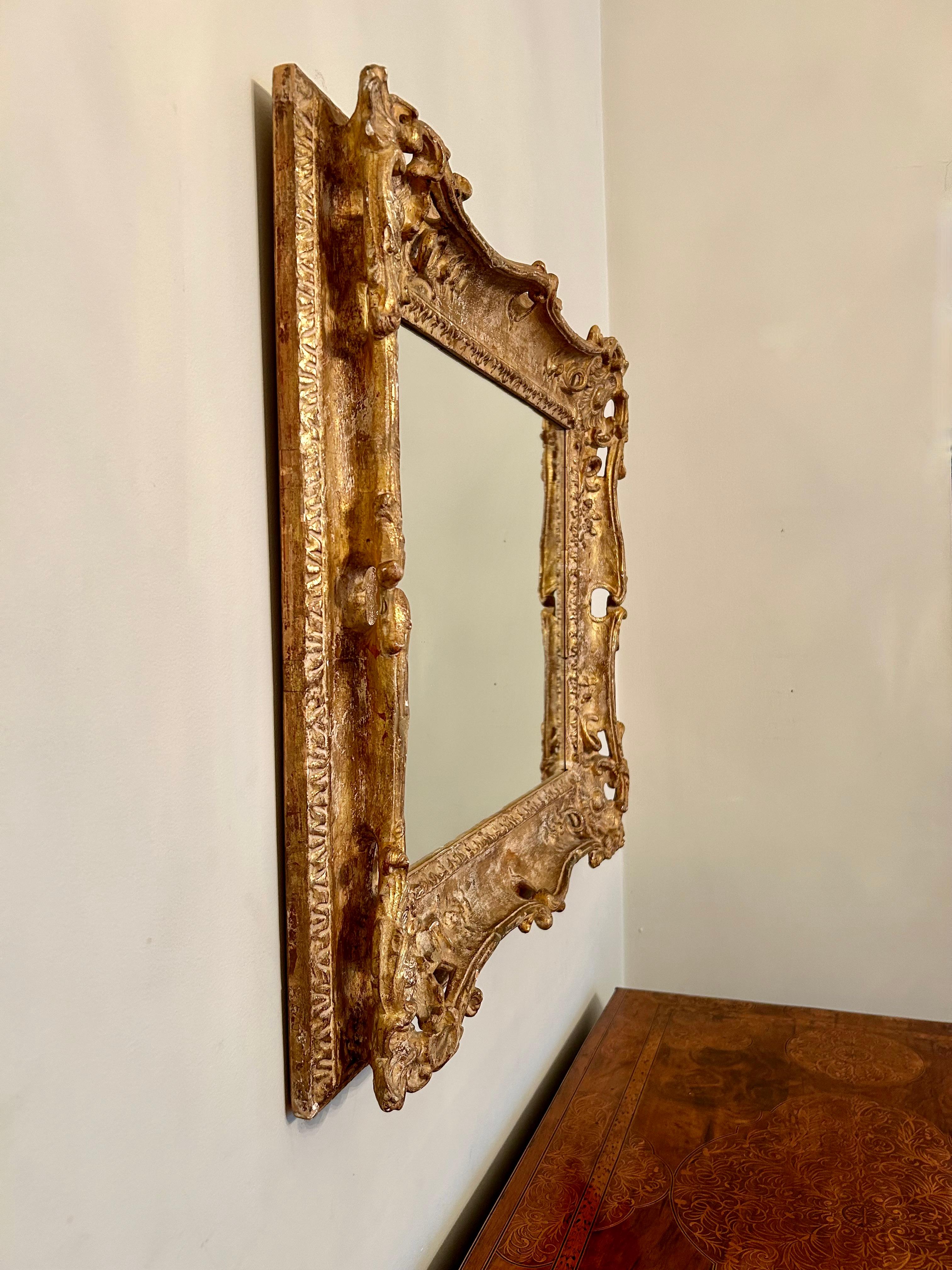 Miroir en bois doré sculpté à la main de style Louis XV Bon état - En vente à Toronto, CA