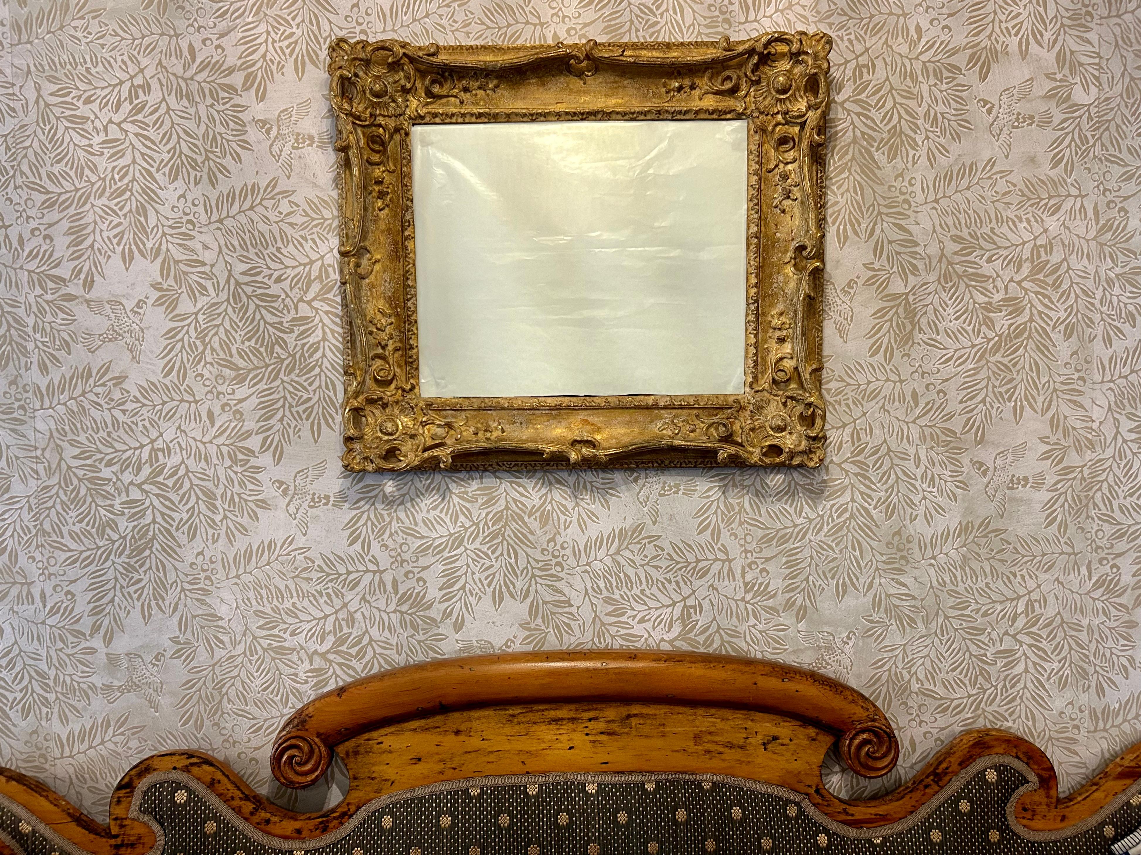 XIXe siècle Miroir en bois doré sculpté à la main de style Louis XV en vente