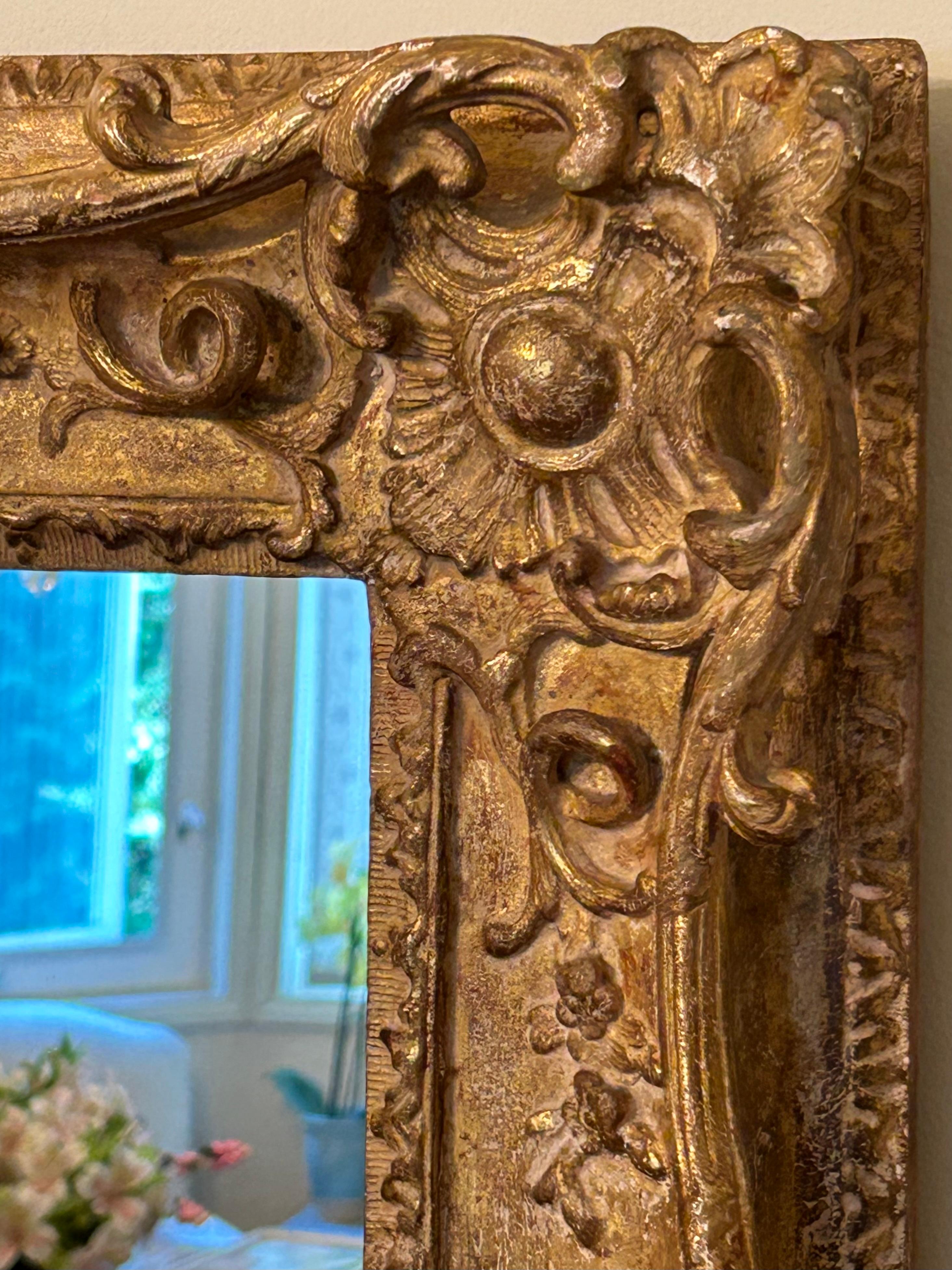 Bois Miroir en bois doré sculpté à la main de style Louis XV en vente