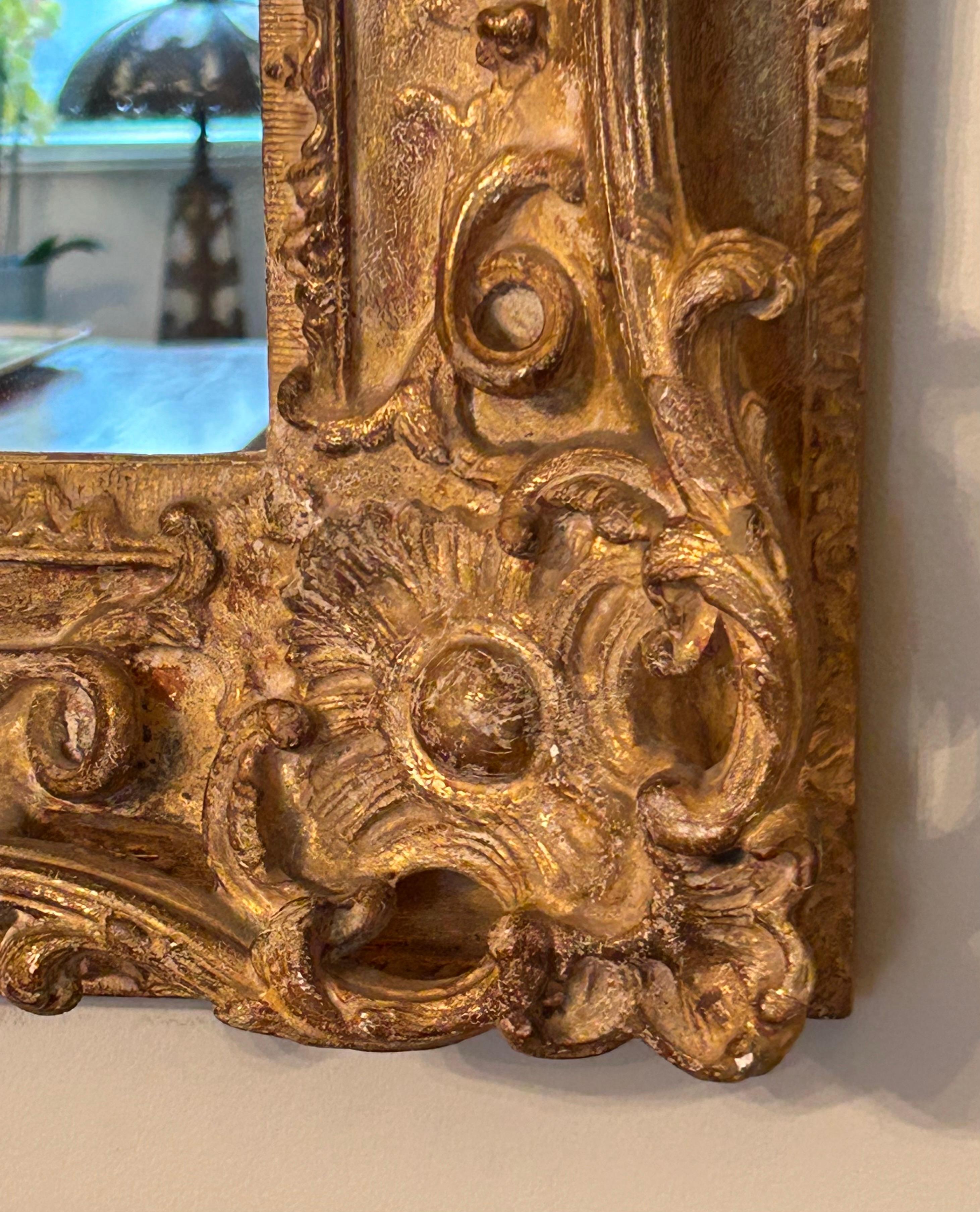 Miroir en bois doré sculpté à la main de style Louis XV en vente 1