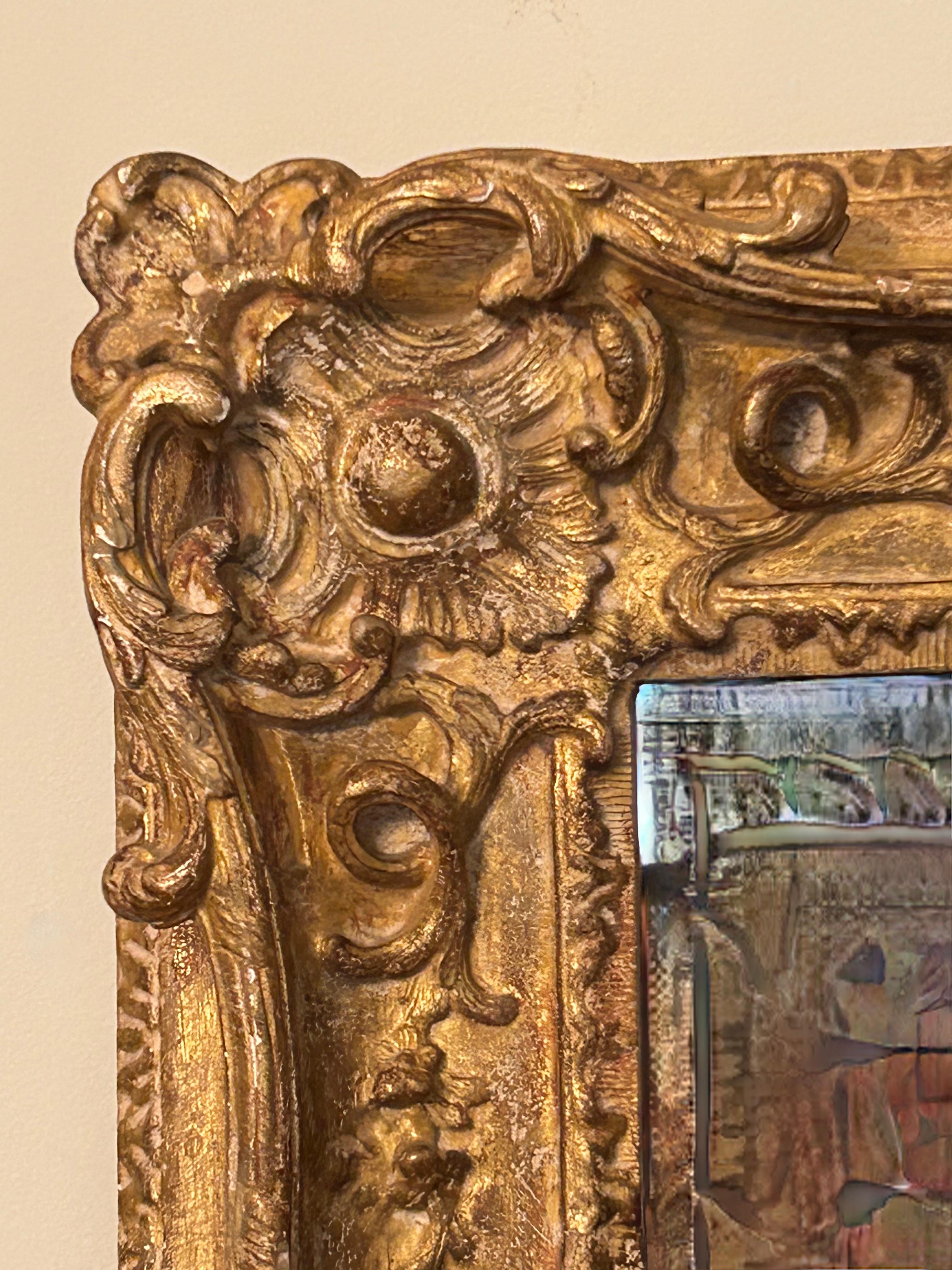 Miroir en bois doré sculpté à la main de style Louis XV en vente 2