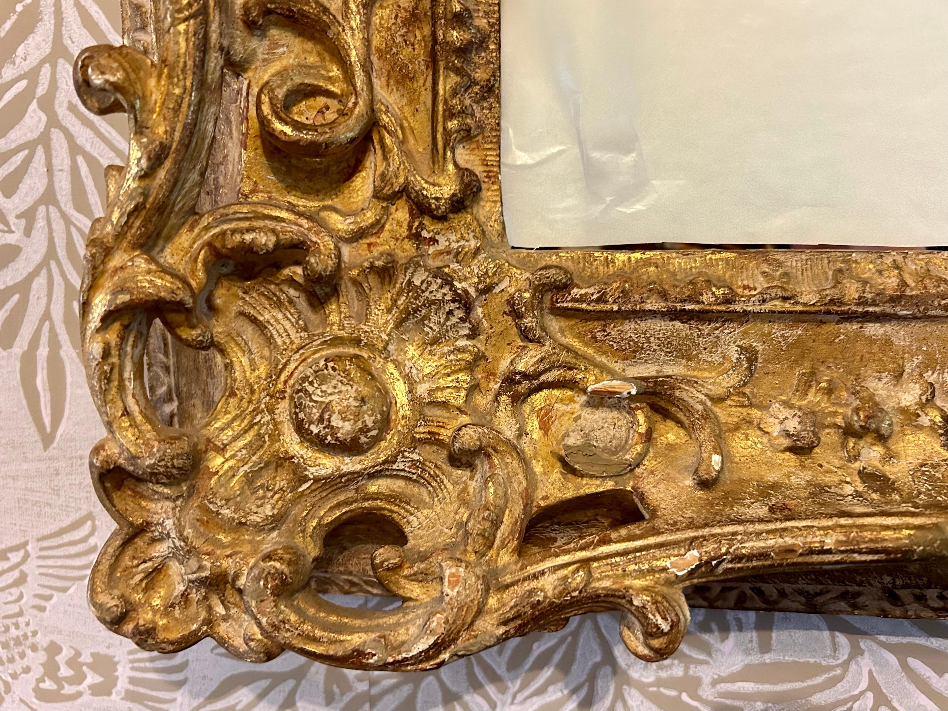 Miroir en bois doré sculpté à la main de style Louis XV en vente 3