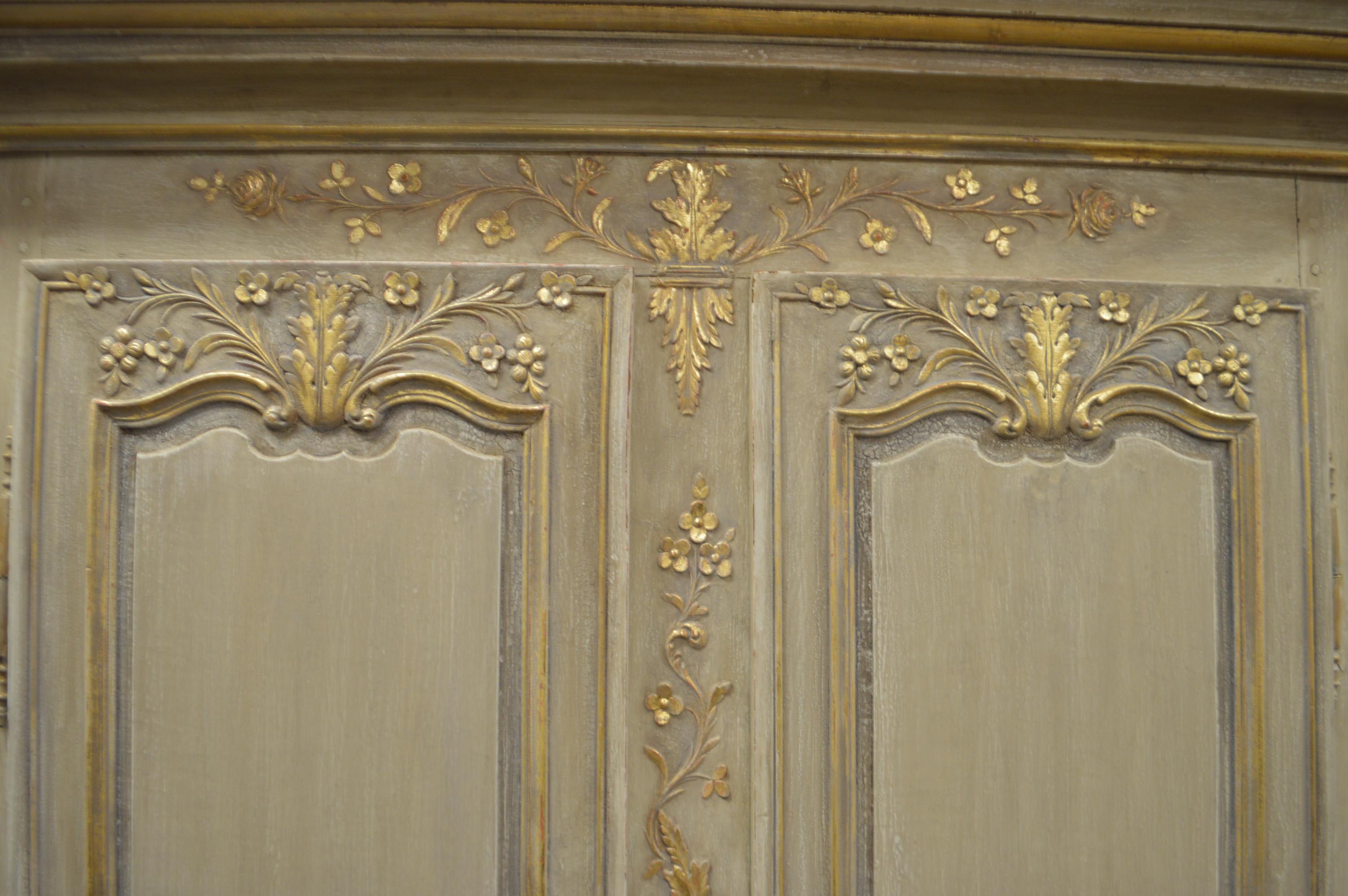 Louis XV Style Highly Decorative Painted Armoire with Gilt Details, 5 Shelves (Französisch)