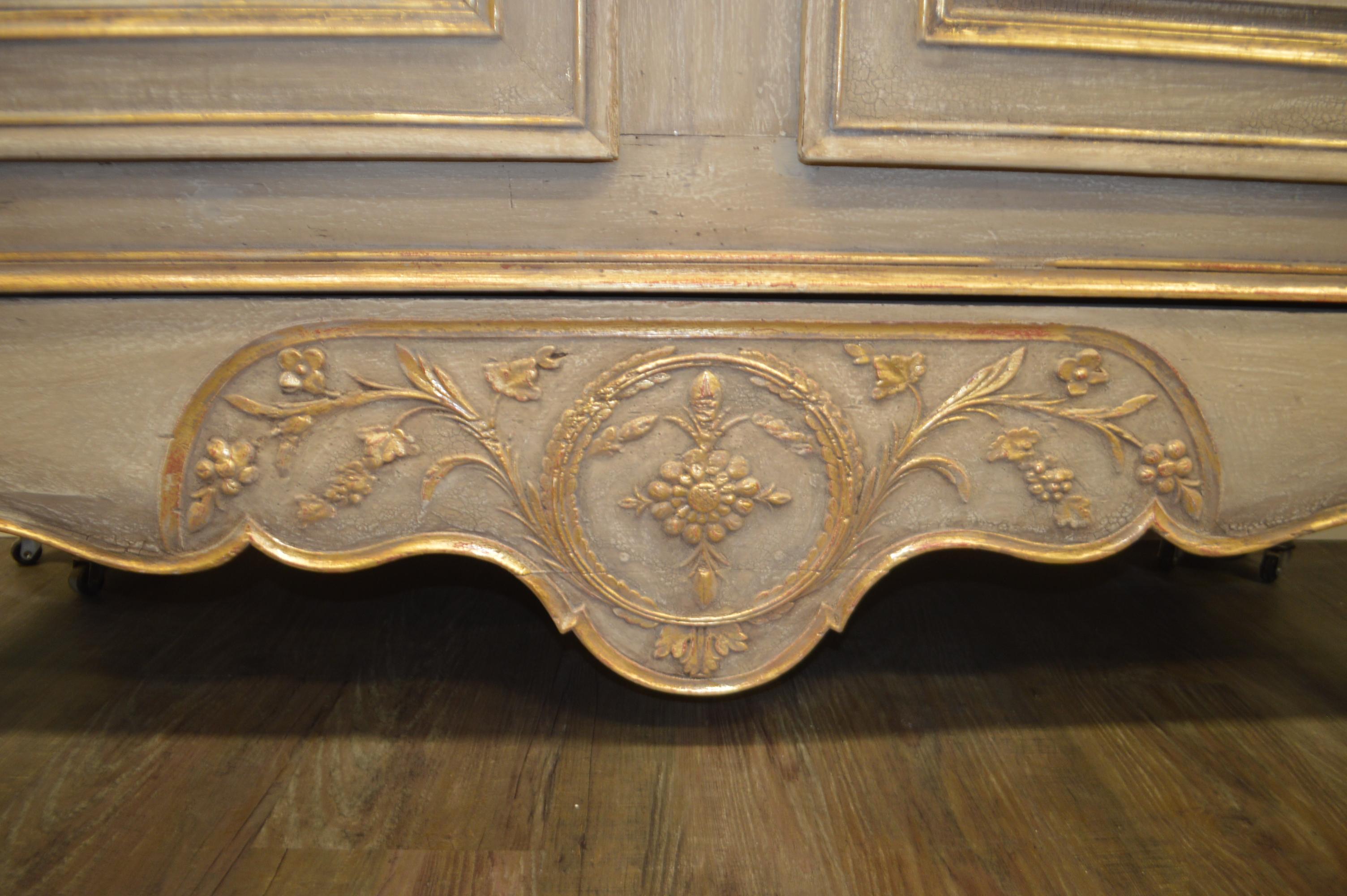 Louis XV Style Highly Decorative Painted Armoire with Gilt Details, 5 Shelves im Zustand „Gut“ in Oakville, ON