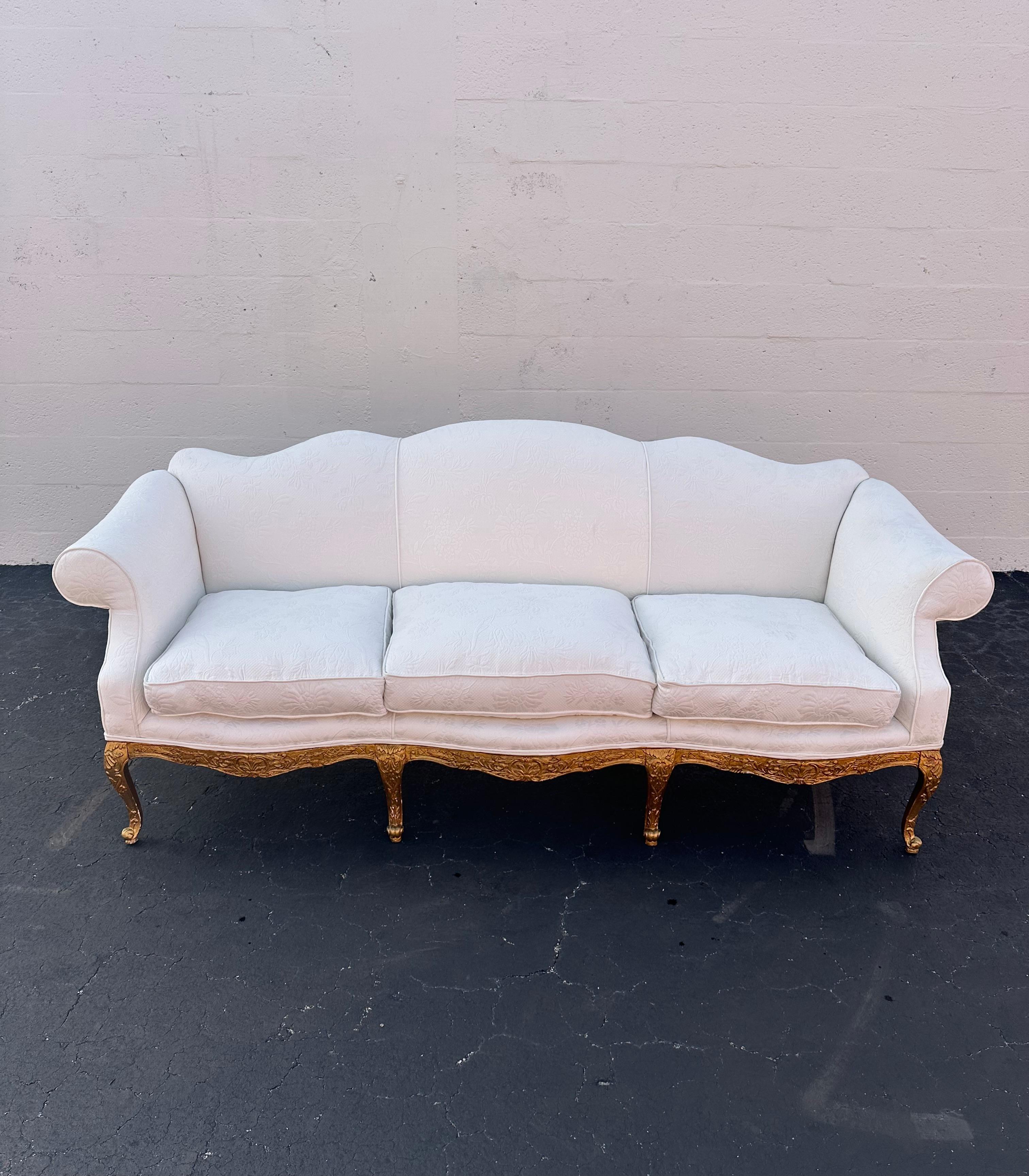 Louis XV Style Immaculate French Gold Giltwood Quilted Floral White Sofa In Good Condition For Sale In Fort Lauderdale, FL