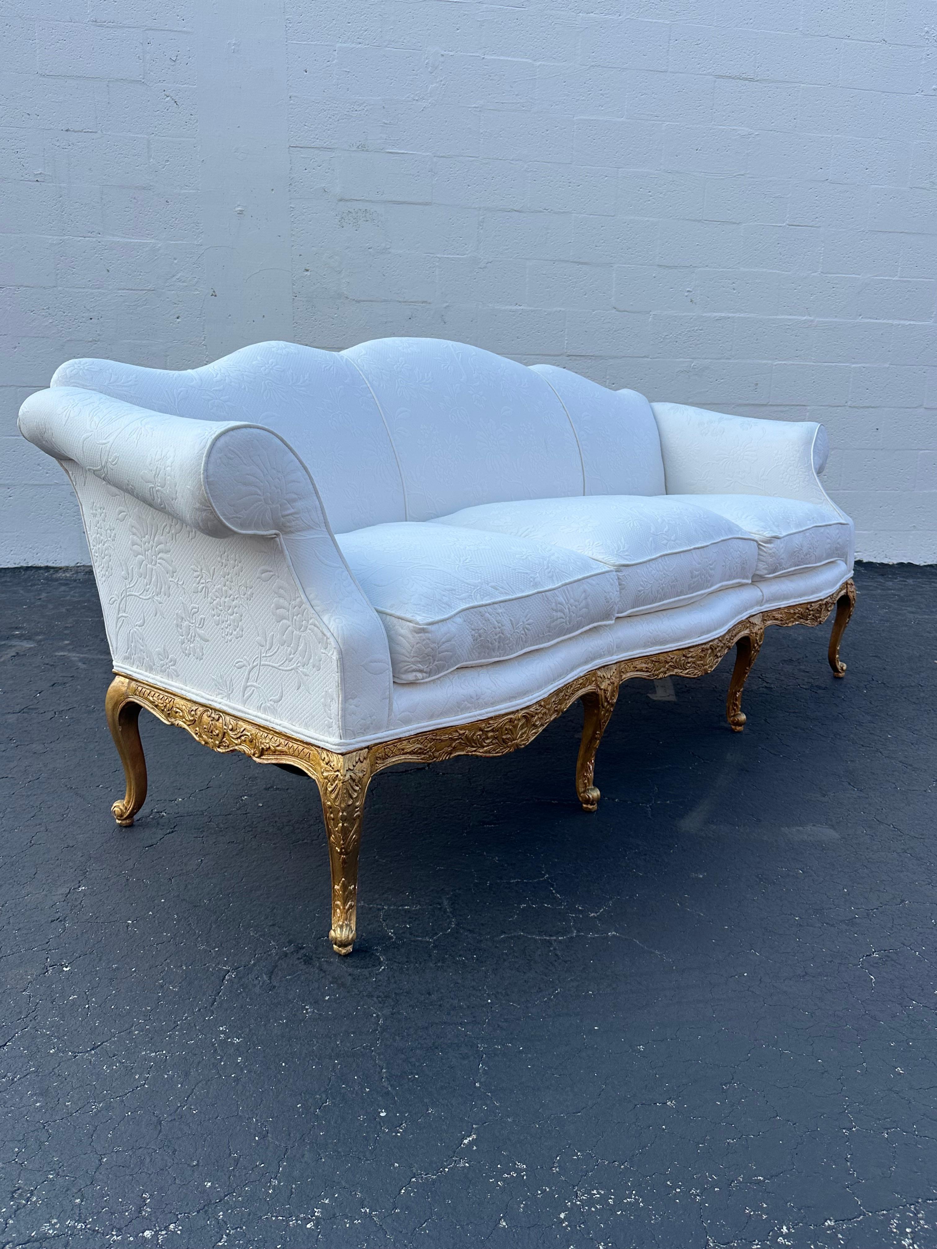 Louis XV Style Immaculate French Gold Giltwood Quilted Floral White Sofa For Sale 1