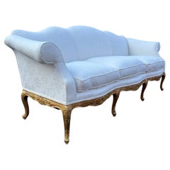 Divano francese in stile Luigi XV Immacolato in legno dorato e trapuntato con fiori bianchi