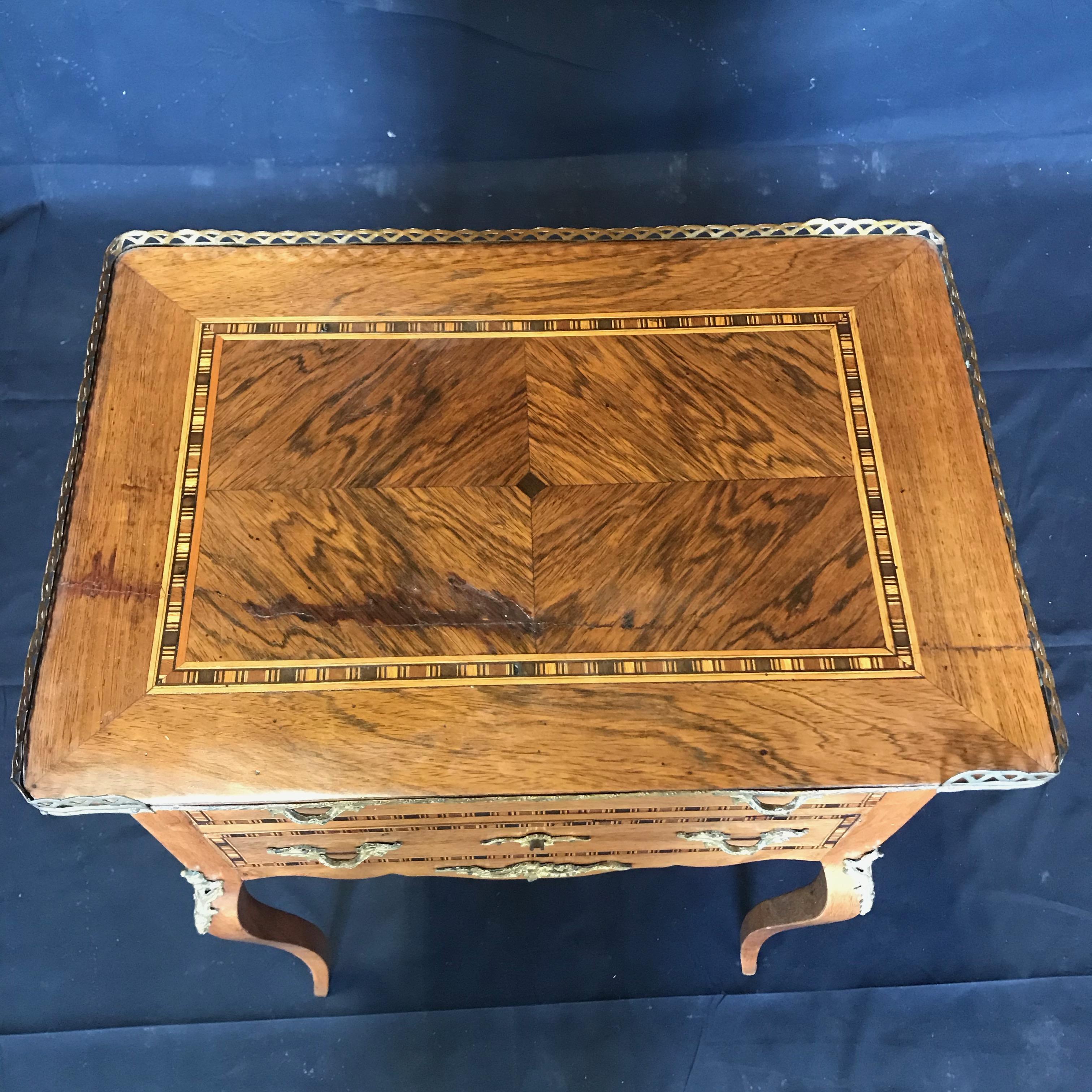 Louis XV Style Inlaid Nightstand or Side Table with Gold Fretwork In Good Condition In Hopewell, NJ