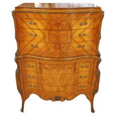 Haute commode de style Louis XV en bois satiné marqueté et noyer ronceux, années 1920