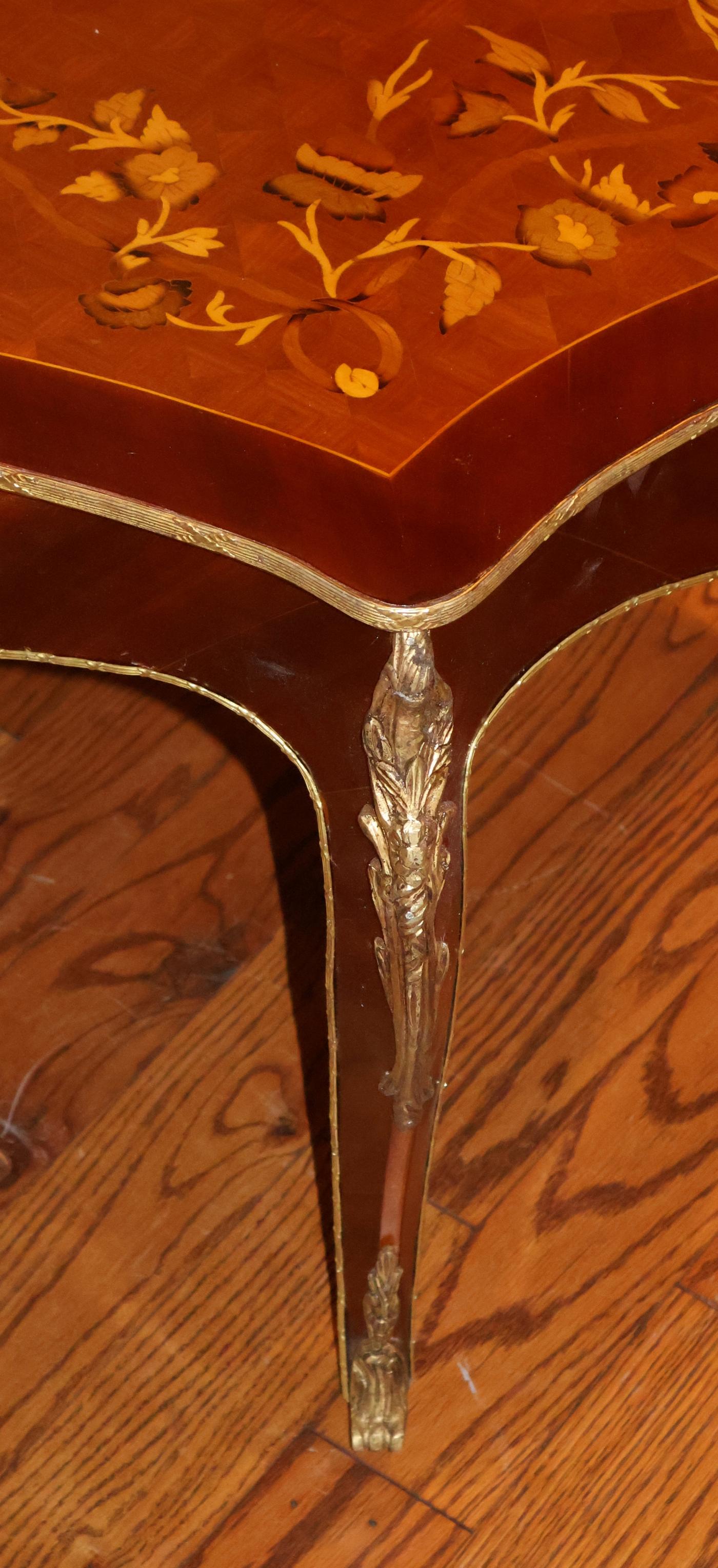 Mesa de centro de cóctel con incrustaciones de madera montada en ormolu estilo Luis XV en venta 4