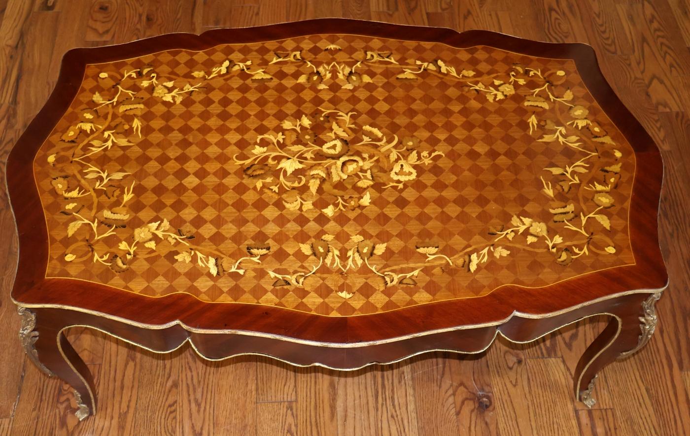 Mesa de centro de cóctel con incrustaciones de madera montada en ormolu estilo Luis XV en venta 5