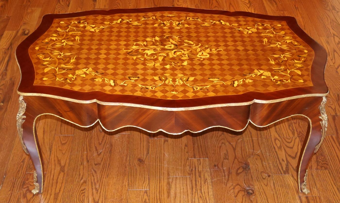 Mesa de centro de cóctel con incrustaciones de madera montada en ormolu estilo Luis XV Desconocido en venta