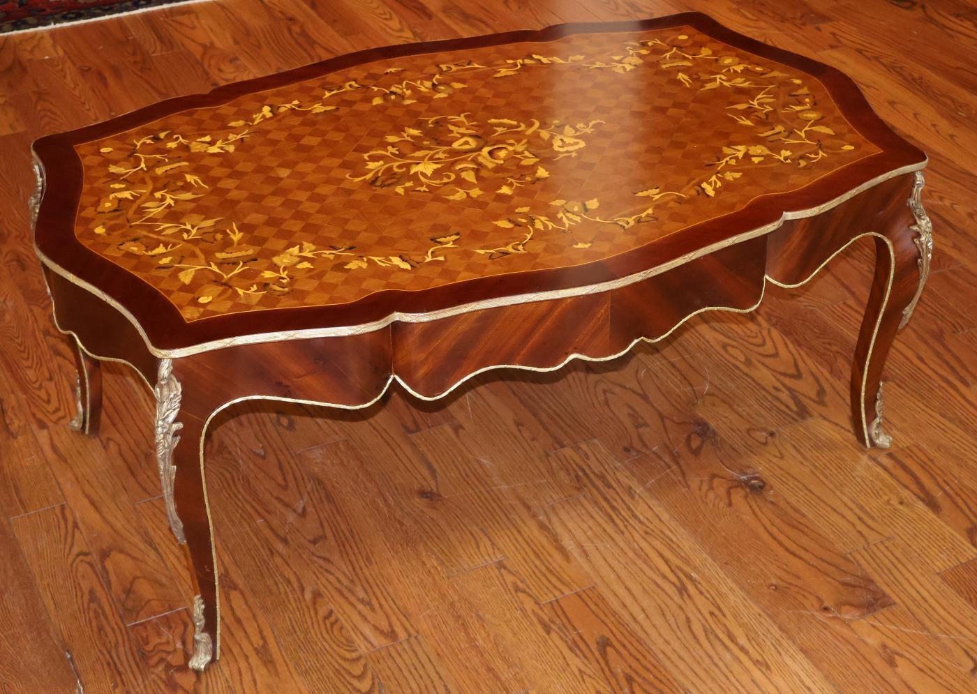 Mesa de centro de cóctel con incrustaciones de madera montada en ormolu estilo Luis XV en Bueno estado para la venta en Long Branch, NJ