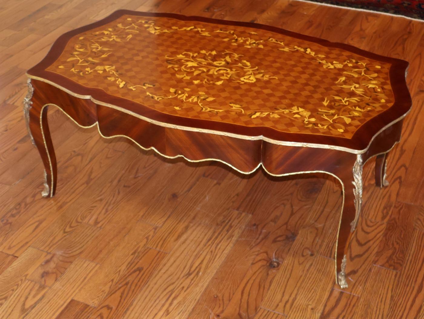 Mesa de centro de cóctel con incrustaciones de madera montada en ormolu estilo Luis XV siglo XX en venta