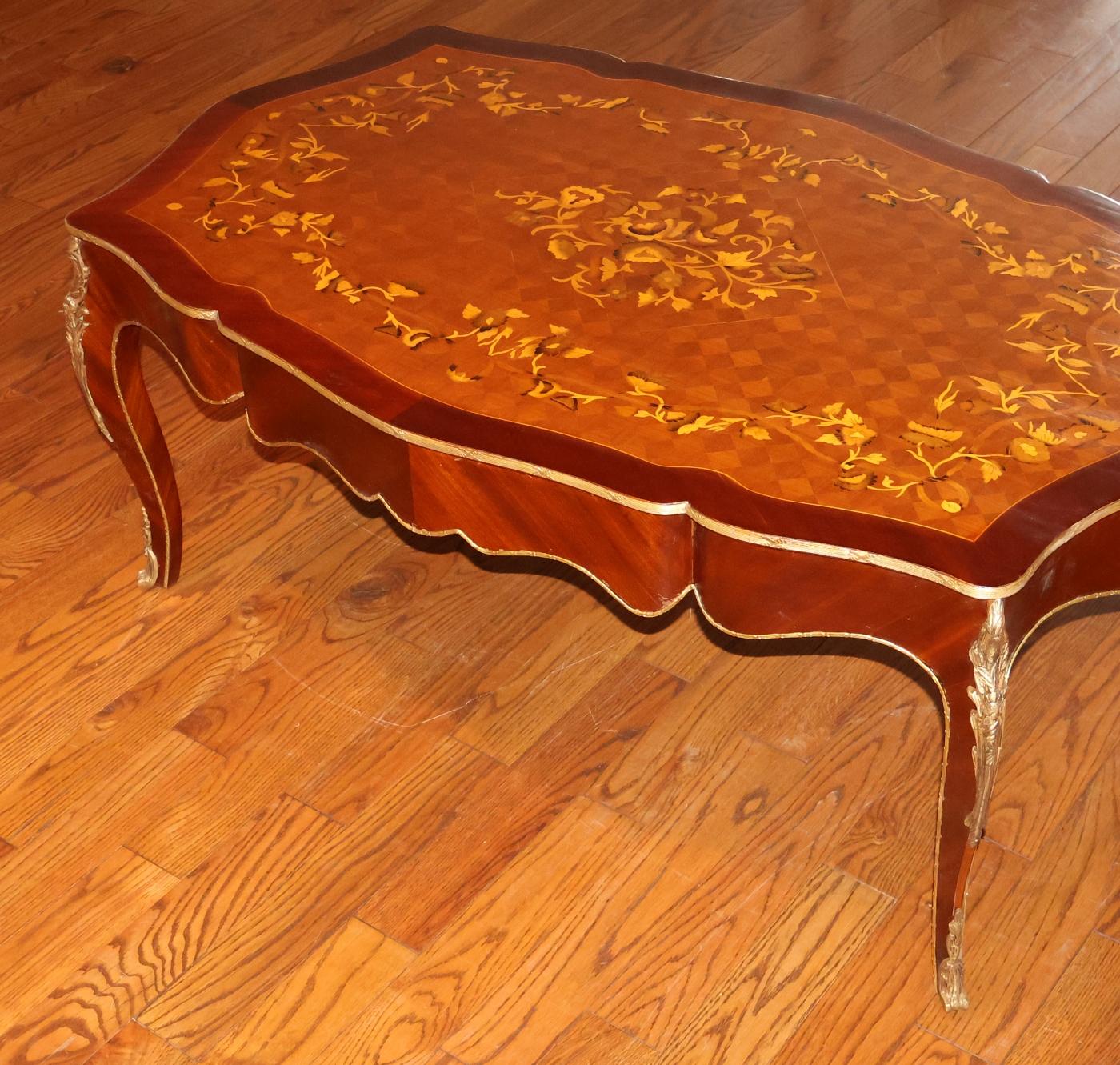 Mesa de centro de cóctel con incrustaciones de madera montada en ormolu estilo Luis XV en venta 1