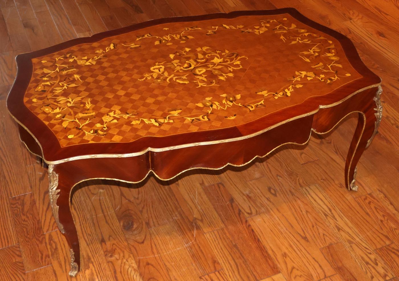 Mesa de centro de cóctel con incrustaciones de madera montada en ormolu estilo Luis XV en venta 2