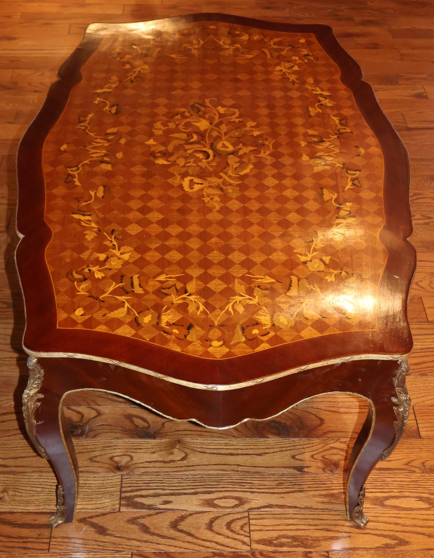 Mesa de centro de cóctel con incrustaciones de madera montada en ormolu estilo Luis XV en venta 3
