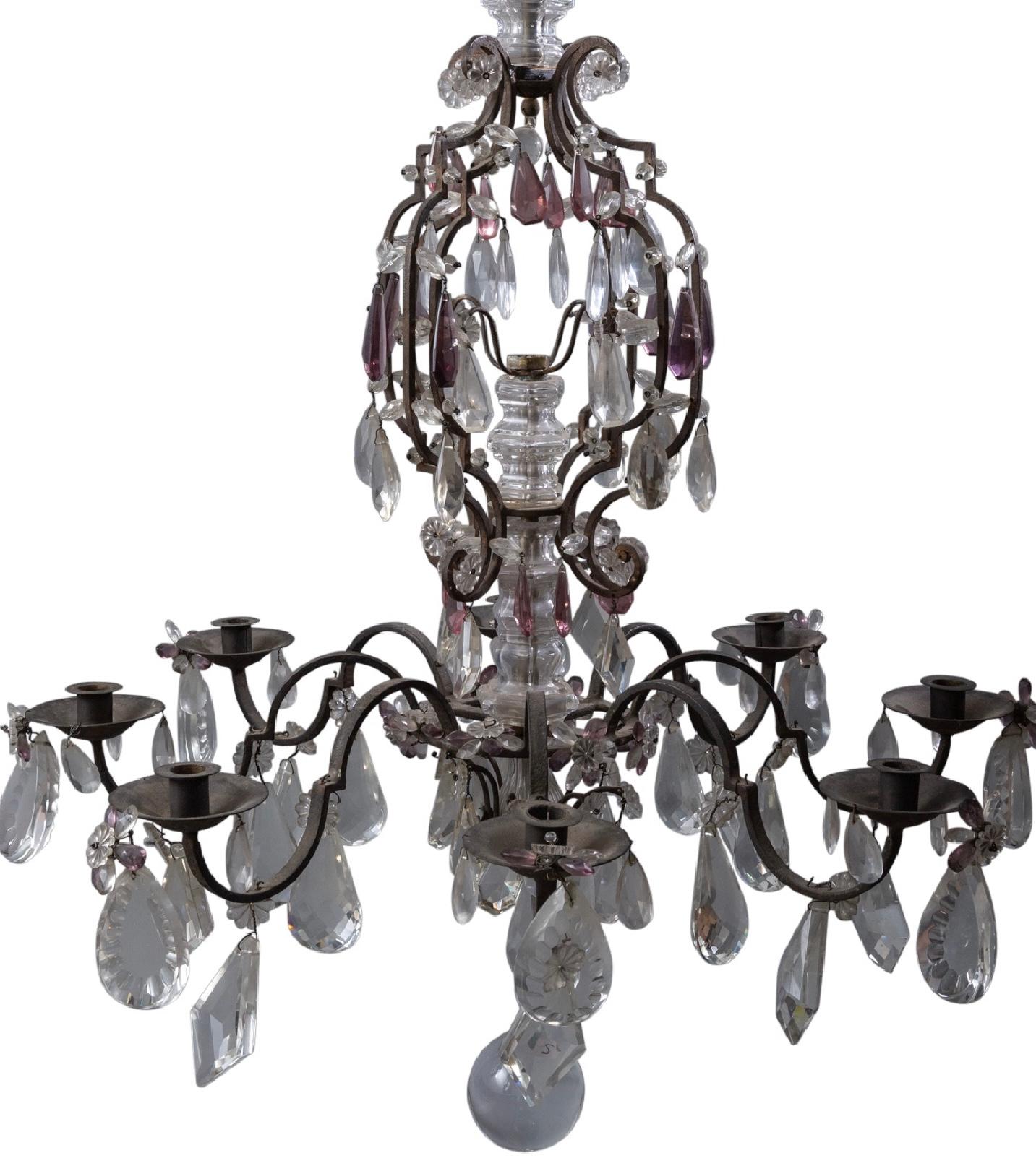 Lustre à huit lumières de style Louis XV en fer et verre taillé en vente 4