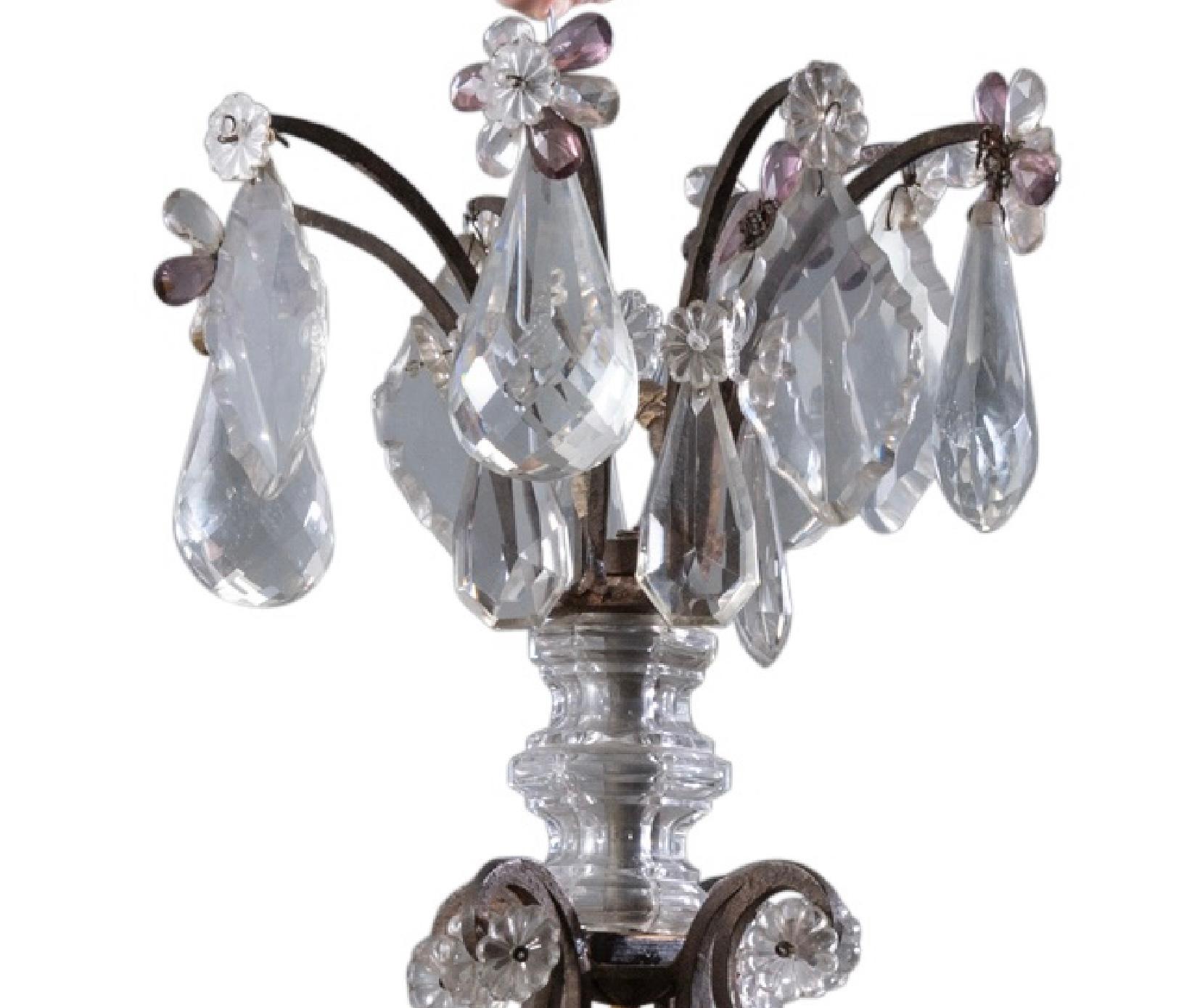 Grand lustre à huit lumières en fer et verre taillé de style Louis XV. Le lustre est composé de prismes en verre incolore et améthyste. Merveilleuse patine d'usage. Parfait pour tous les décors.
