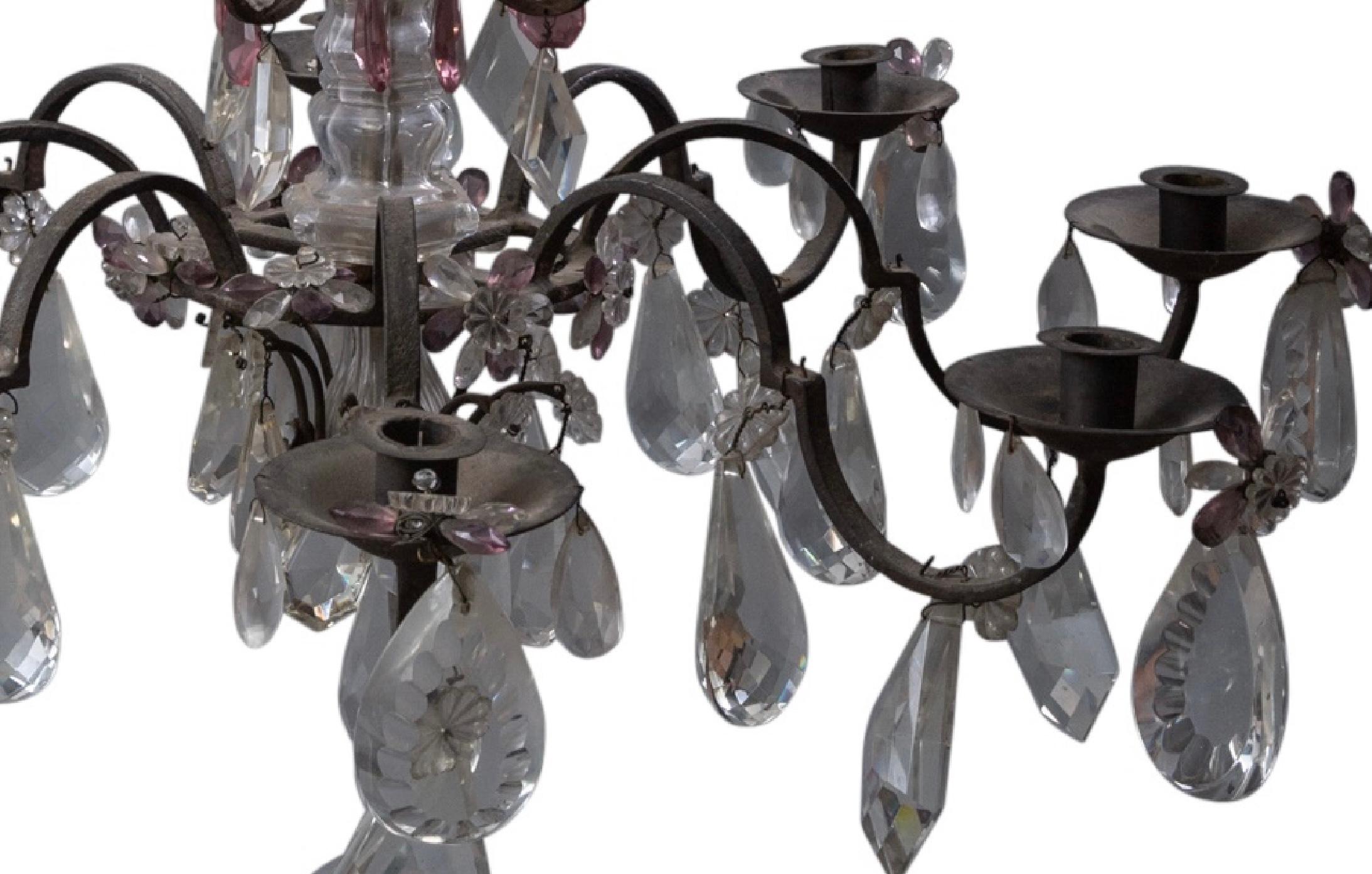 20ième siècle Lustre à huit lumières de style Louis XV en fer et verre taillé en vente