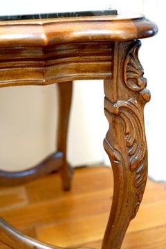 Table basse en noyer avec plateau en marbre, de style Louis XV, J. B. Van Sciver Co.