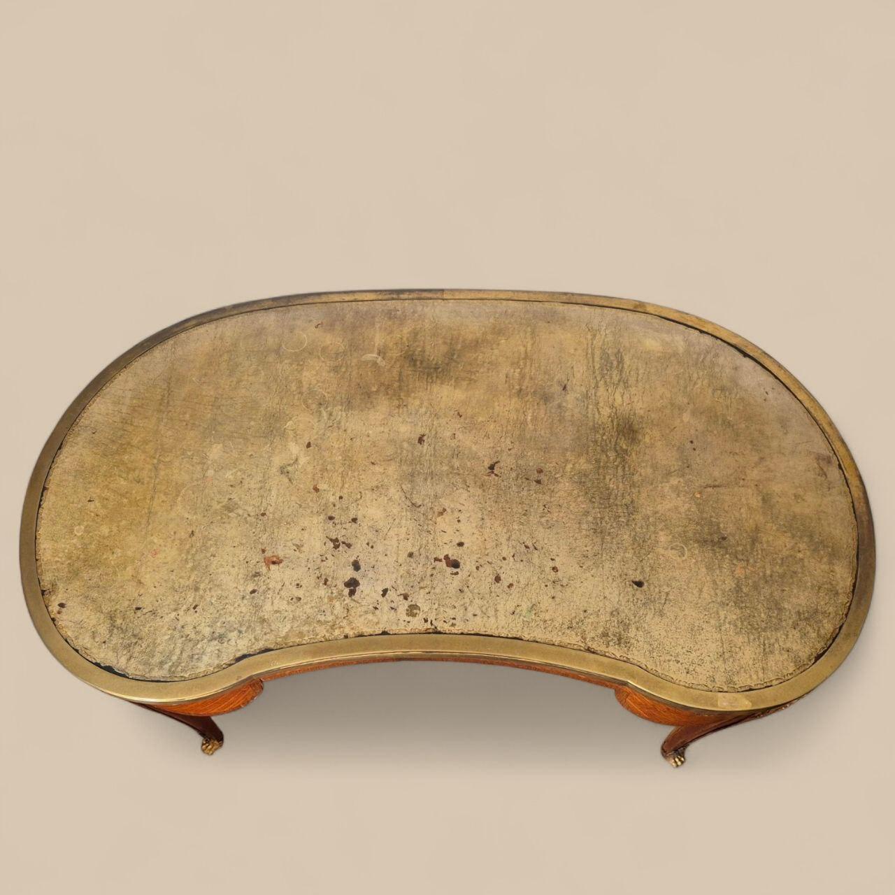 Escritorio francés estilo Luis XV en forma de riñón, finales S. XIX

Escritorio o bureau plat francés de bella factura, de finales del siglo XIX, inspirado en el estilo Luis XV. Su elegante forma de riñón (forme rognon) la hace a la vez distintiva y