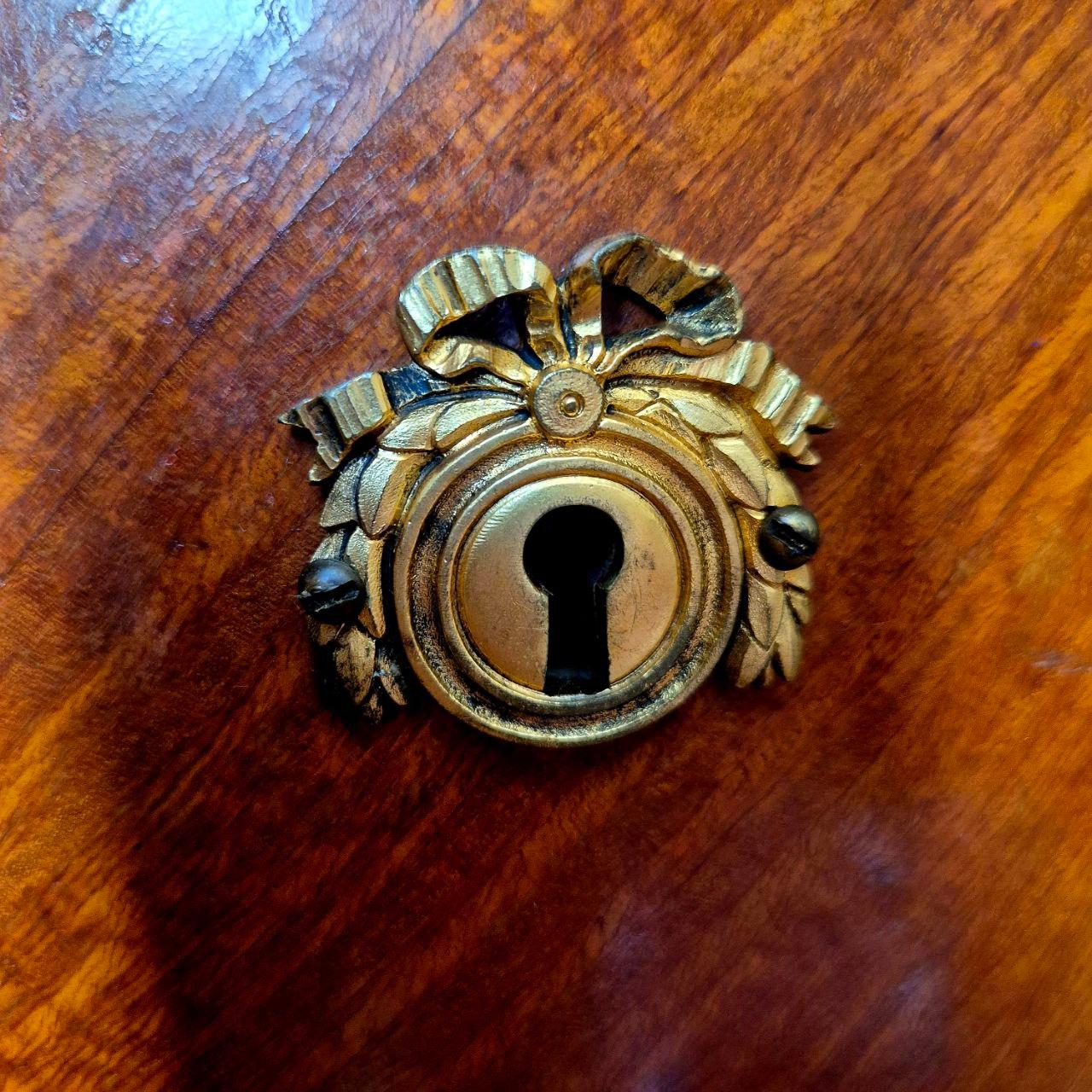 Escritorio en forma de riñón estilo Luis XV con monturas de ormolina, S. XIX Cuero en venta