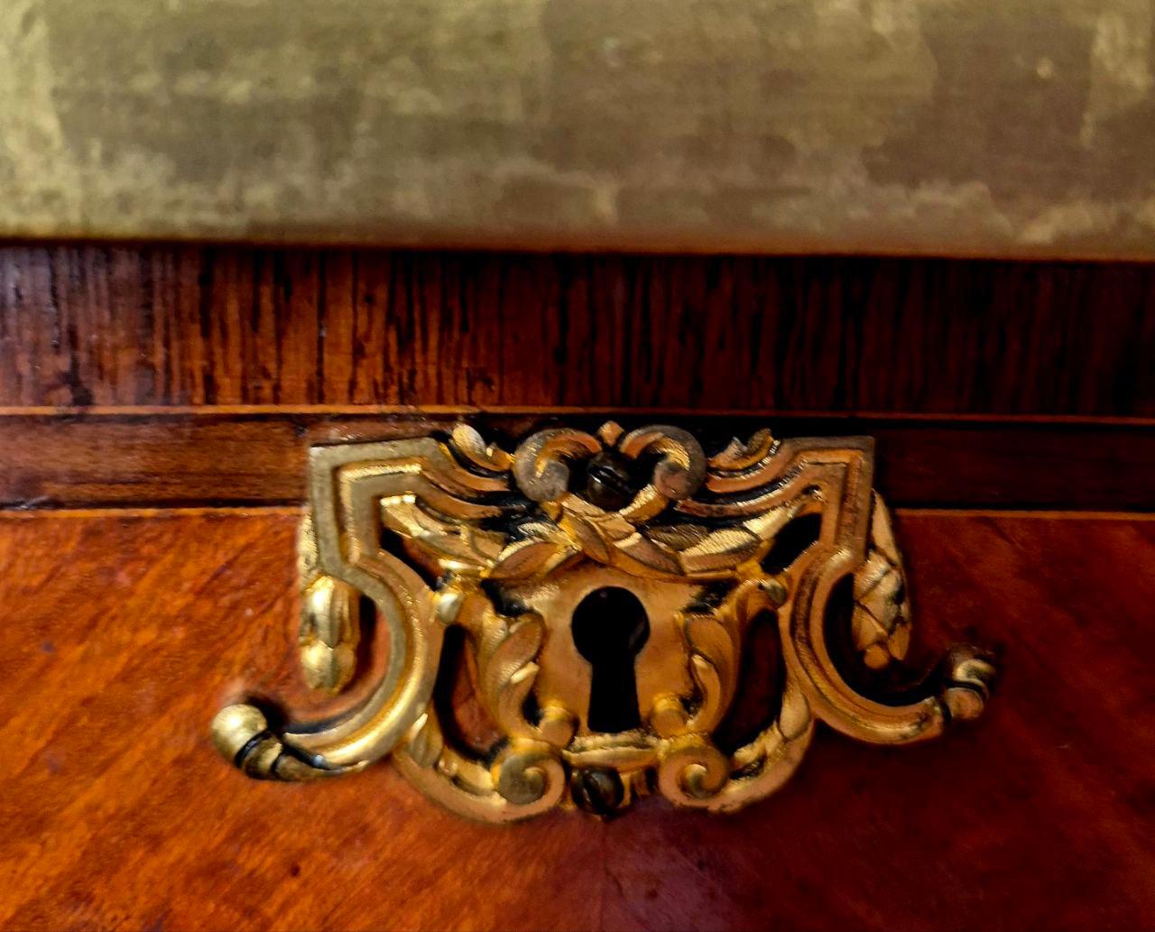 Escritorio en forma de riñón estilo Luis XV con monturas de ormolina, S. XIX en venta 1