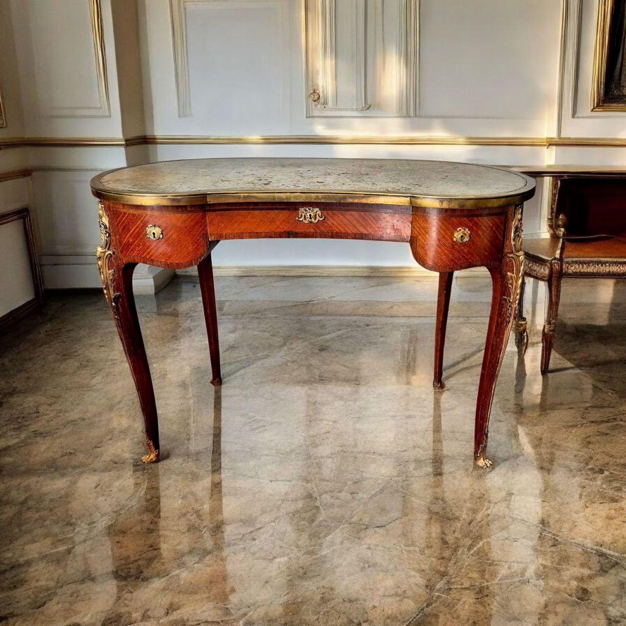 Escritorio en forma de riñón estilo Luis XV con monturas de ormolina, S. XIX en venta 2