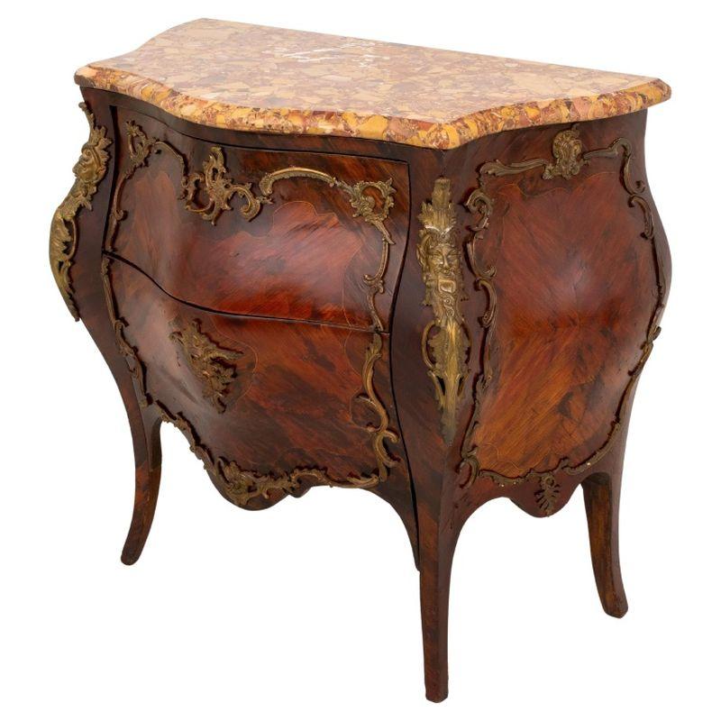Cassettone in stile Luigi XV con montatura in metallo dorato, in legno di Re e marmo di Breche d'Alep, fine del XIX secolo, dotato di due cassetti, su gambe a cabriola. 35